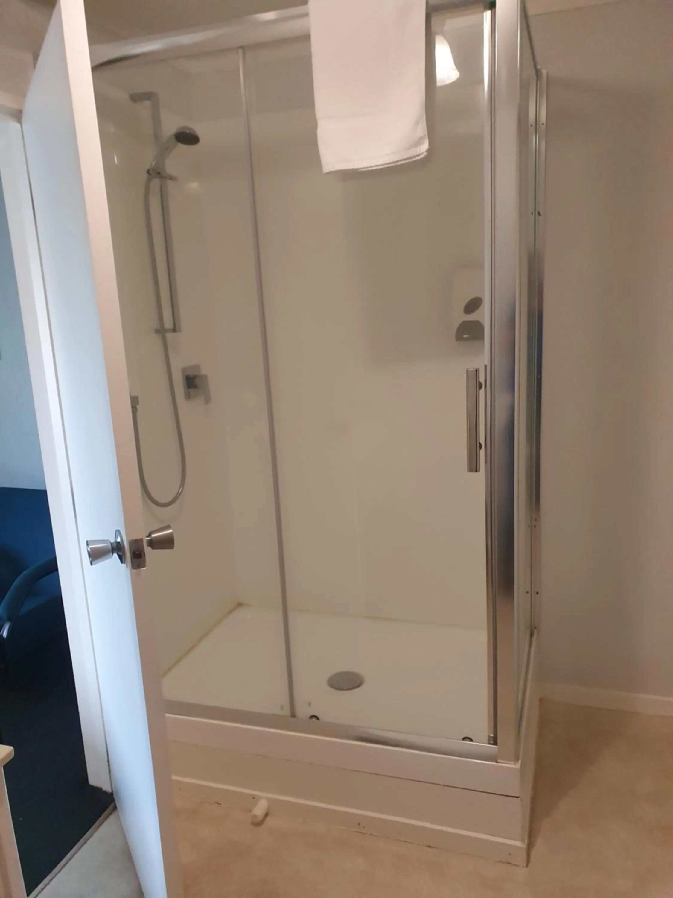 Shower in Ohakune Court Motel