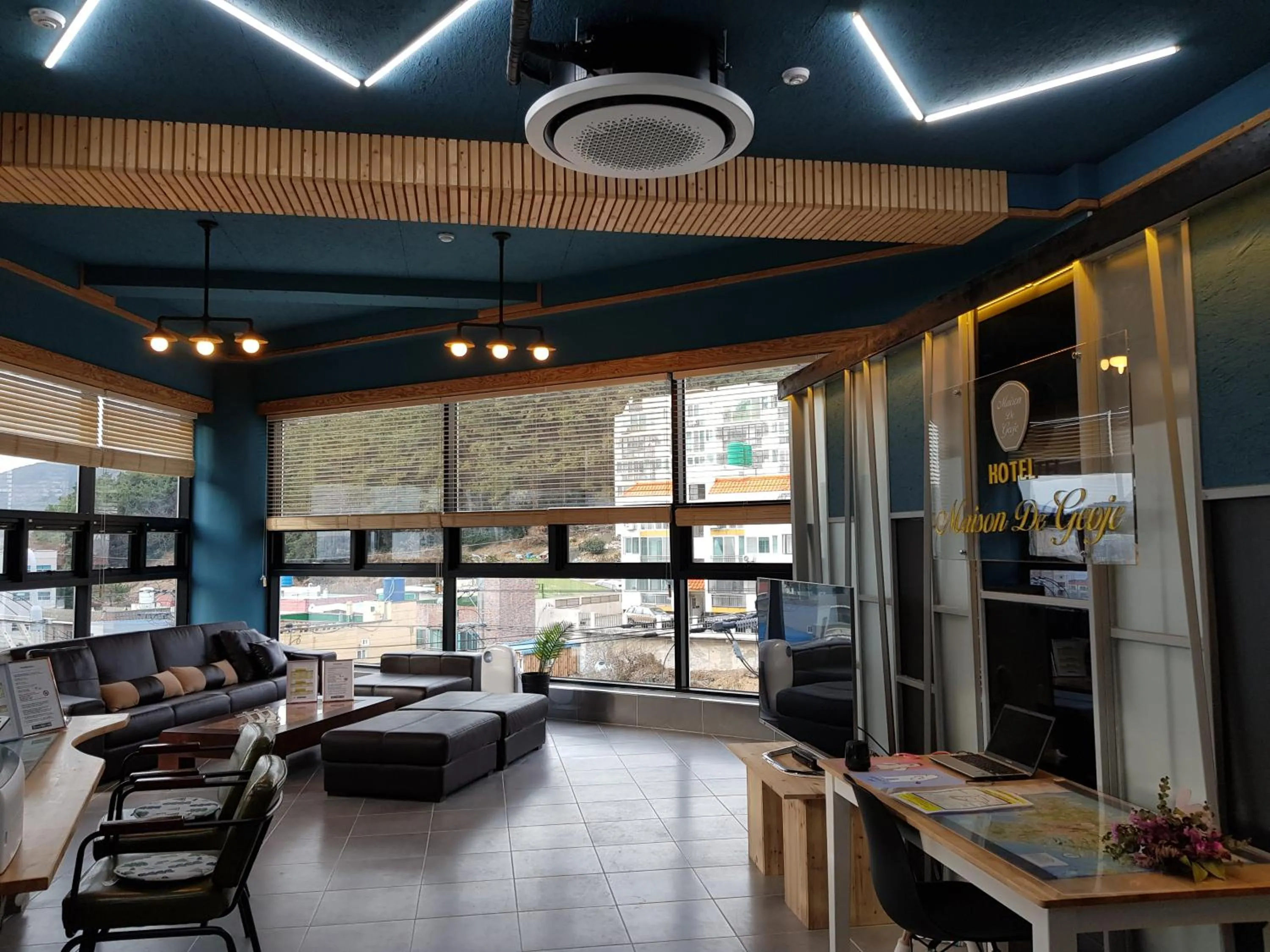 Communal lounge/ TV room in Maison de Geoje