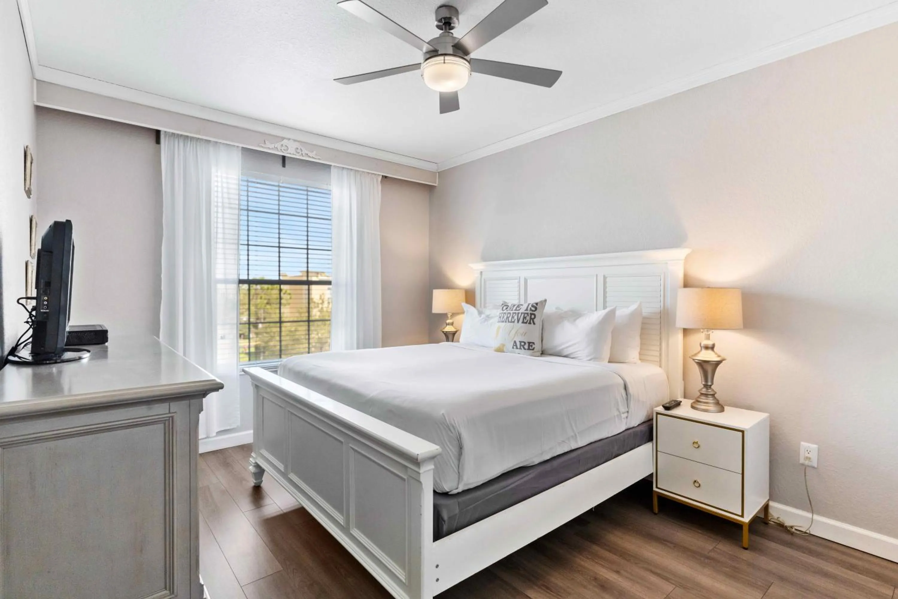 Bed in Modern Vista Cay Condo, near Universal Studios