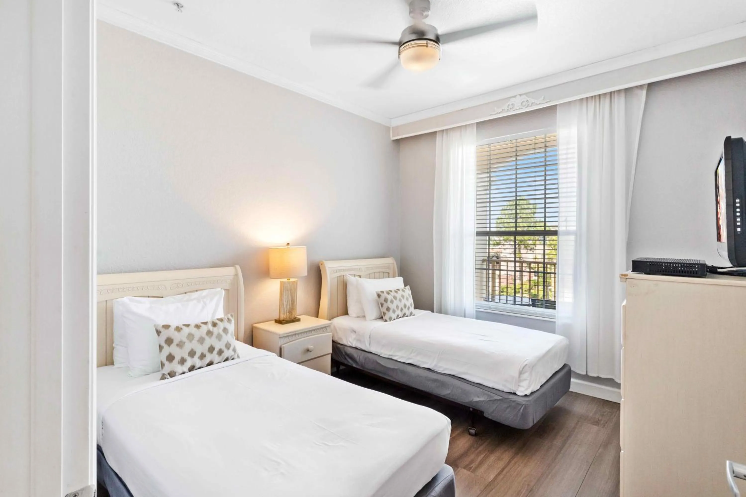 Bed in Modern Vista Cay Condo, near Universal Studios