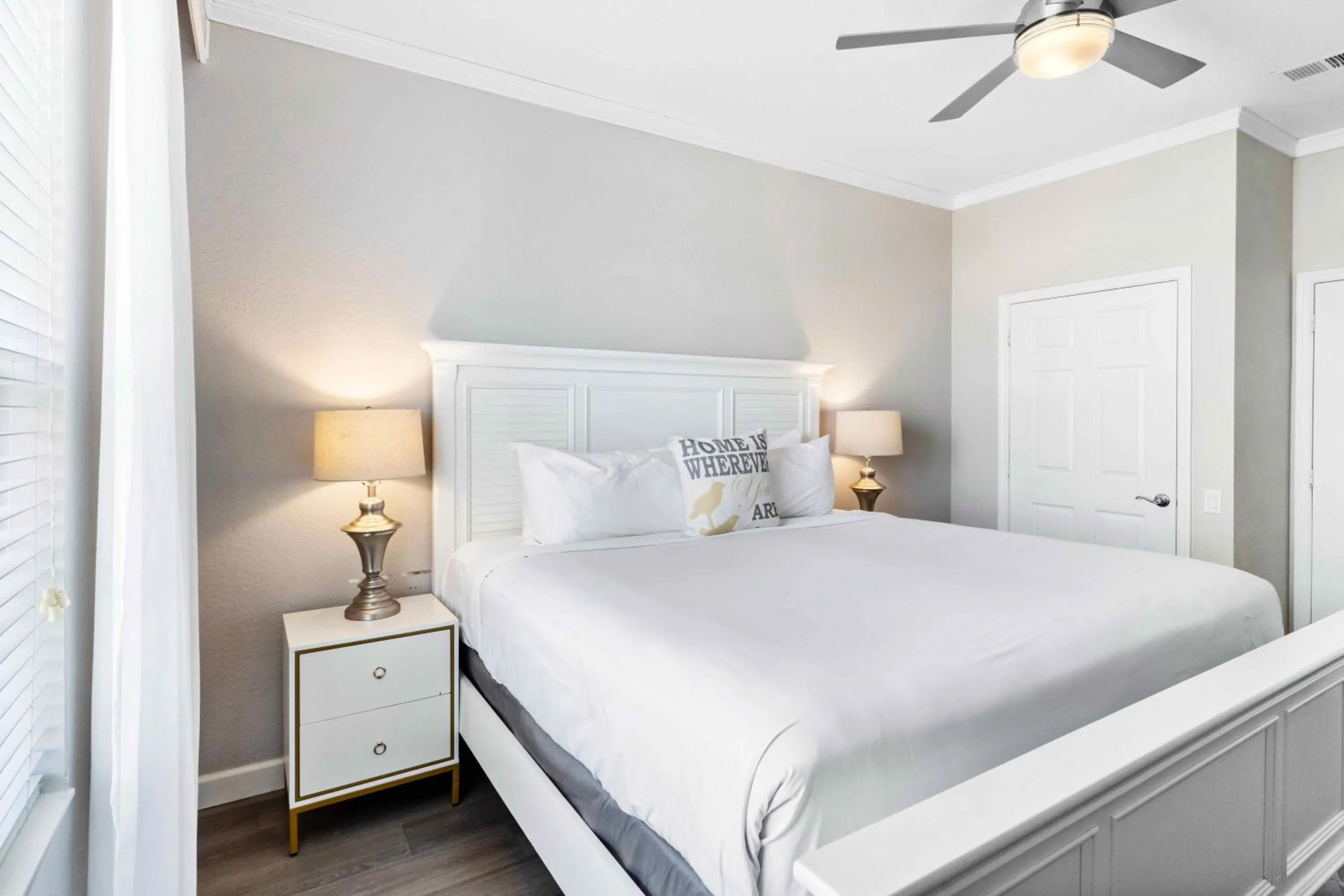 Bed in Modern Vista Cay Condo, near Universal Studios