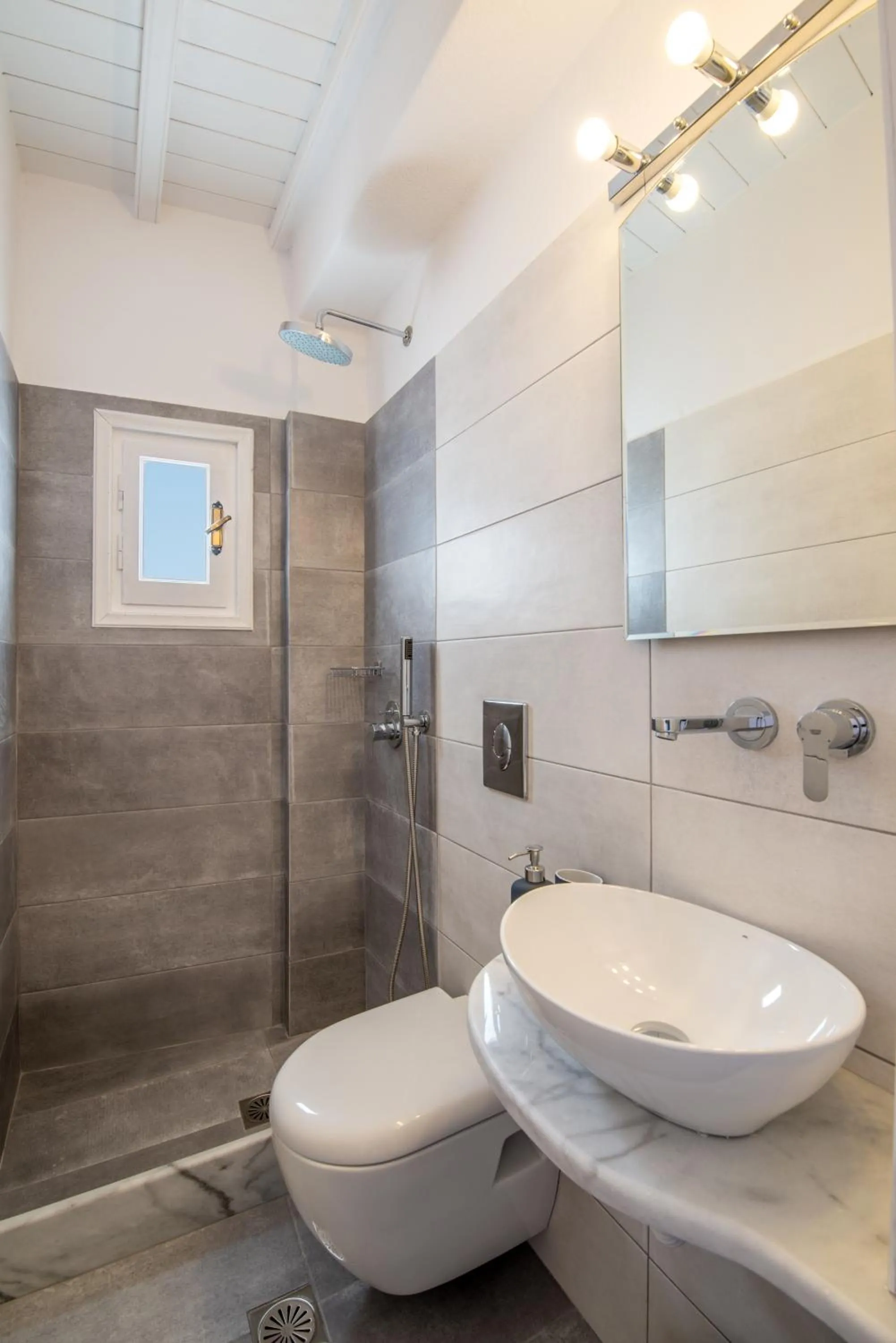 Toilet in Orpheas Rooms