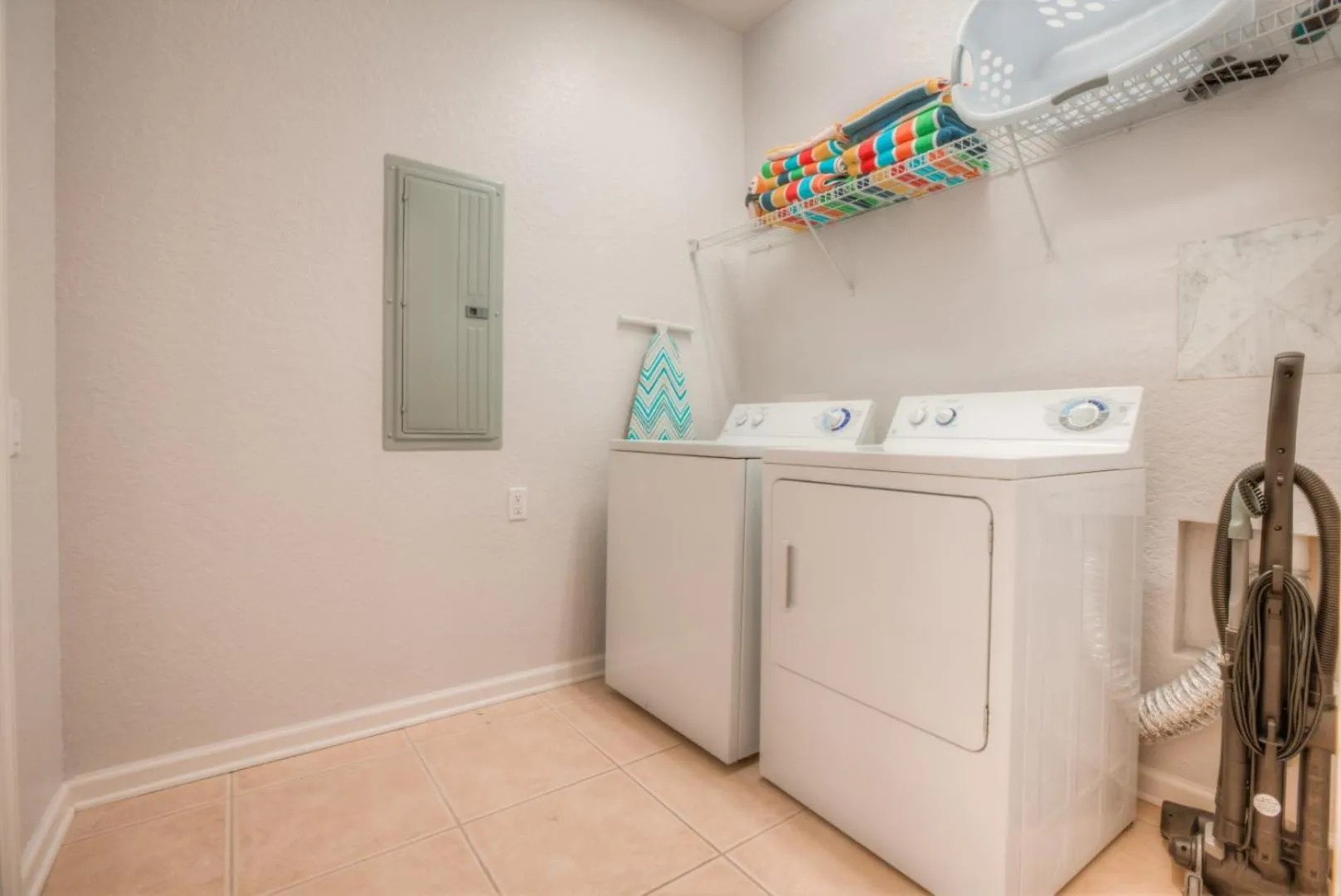 Beautiful LAKEVIEW Deluxe Condo Near Theme Parks