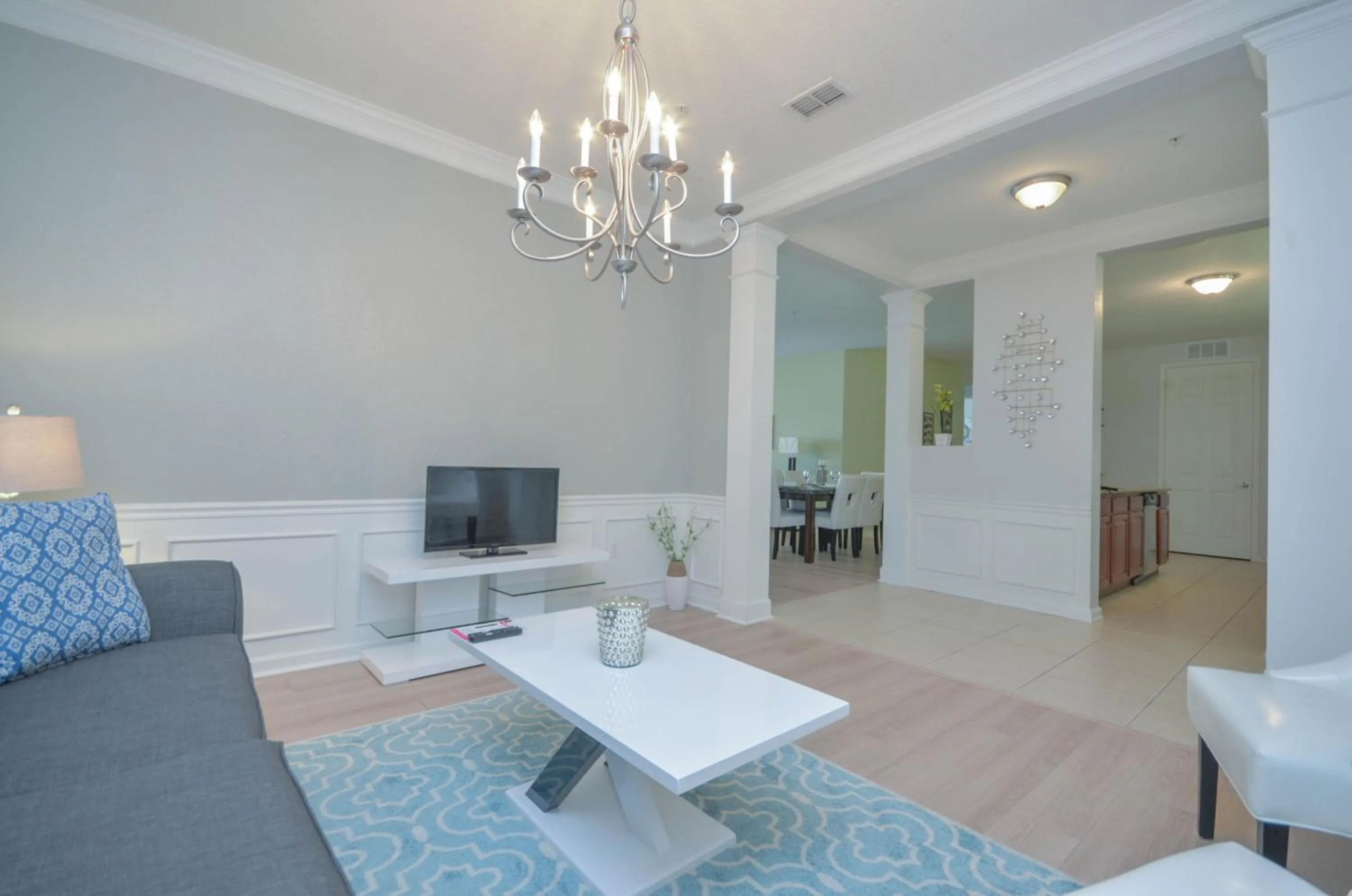 Beautiful LAKEVIEW Deluxe Condo Near Theme Parks