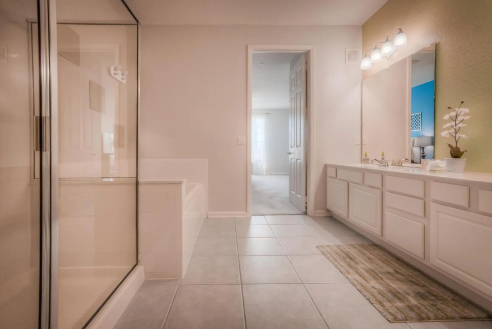 Beautiful LAKEVIEW Deluxe Condo Near Theme Parks