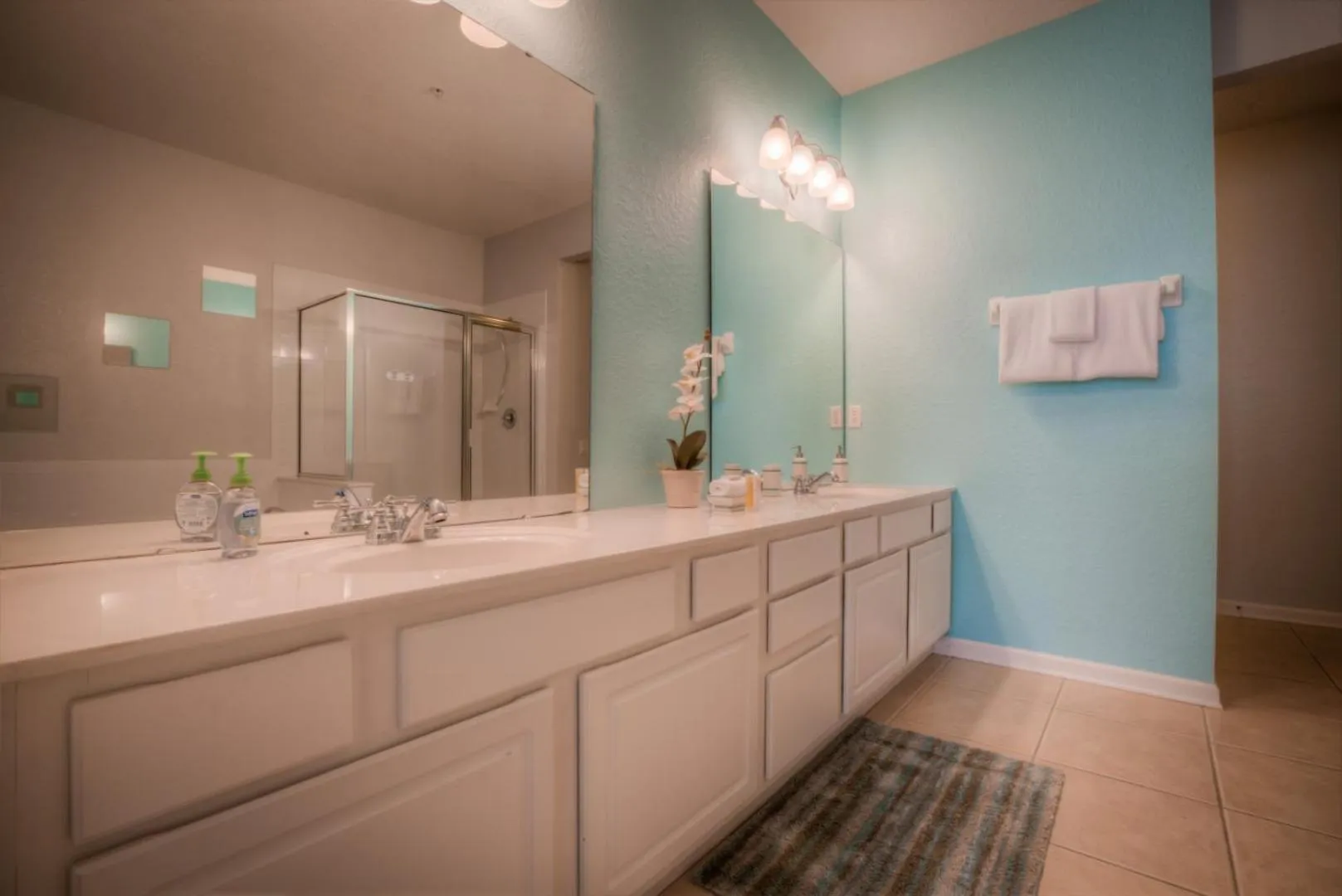 Beautiful LAKEVIEW Deluxe Condo Near Theme Parks