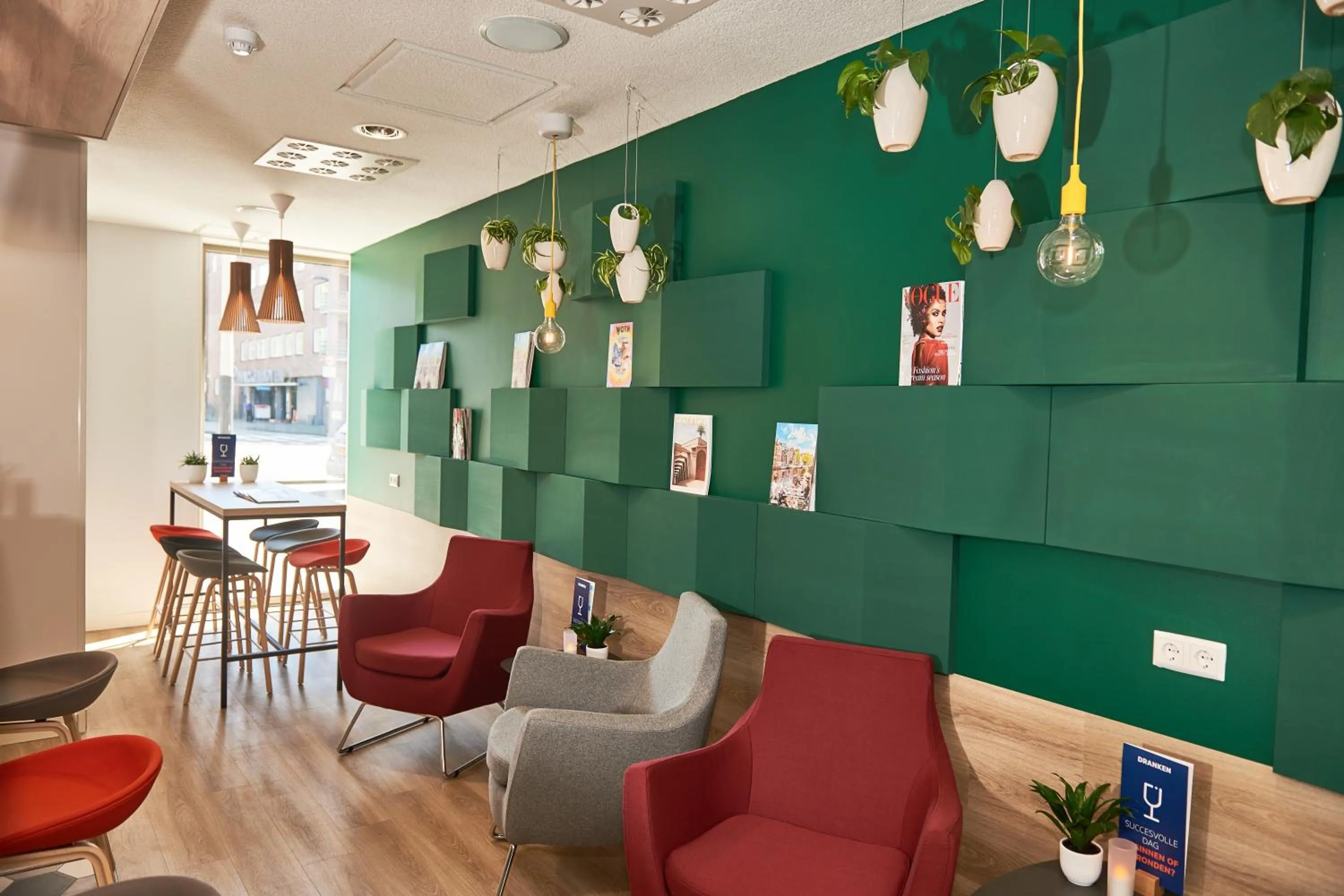 Lounge or bar in Holiday Inn Express Amsterdam - City Hall by IHG