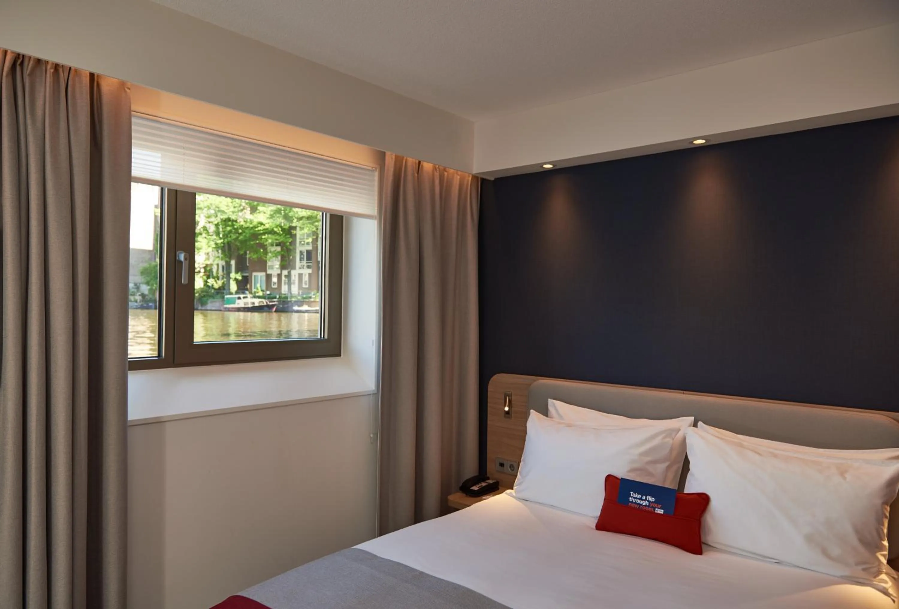 Photo of the whole room, Bed in Holiday Inn Express Amsterdam - City Hall by IHG