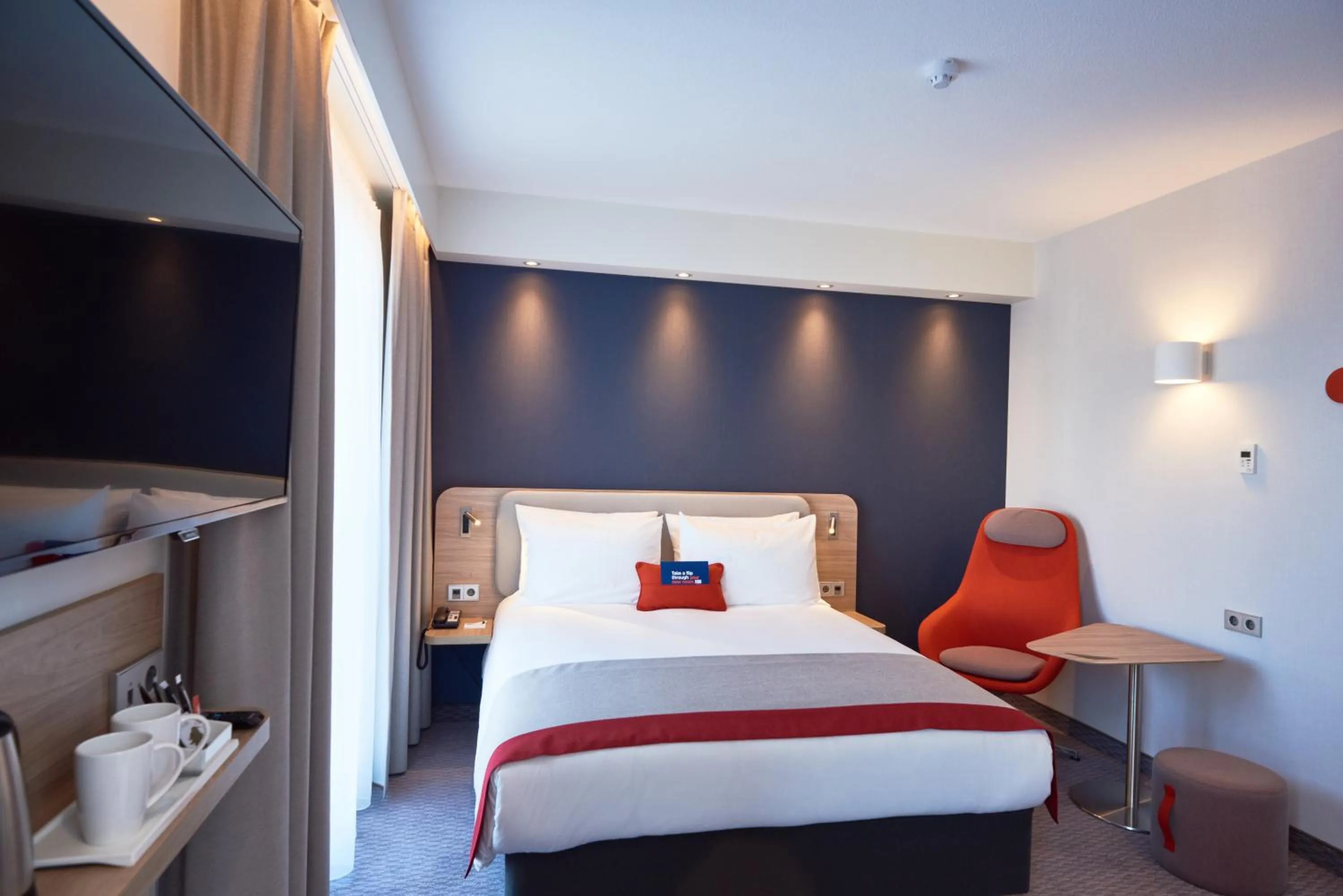 Toilet, Bed in Holiday Inn Express Amsterdam - City Hall by IHG