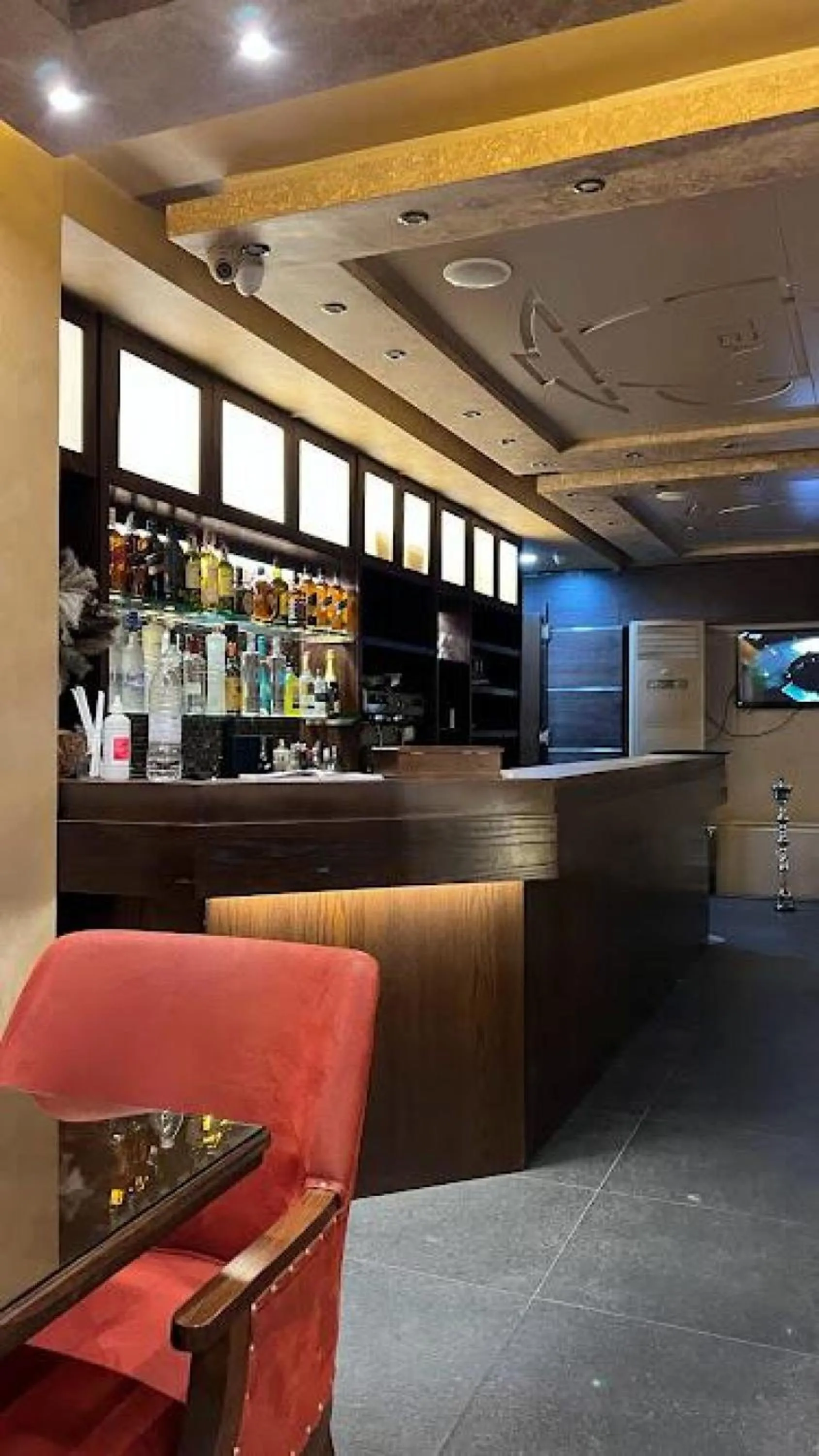 Restaurant/places to eat in La Place Hotel