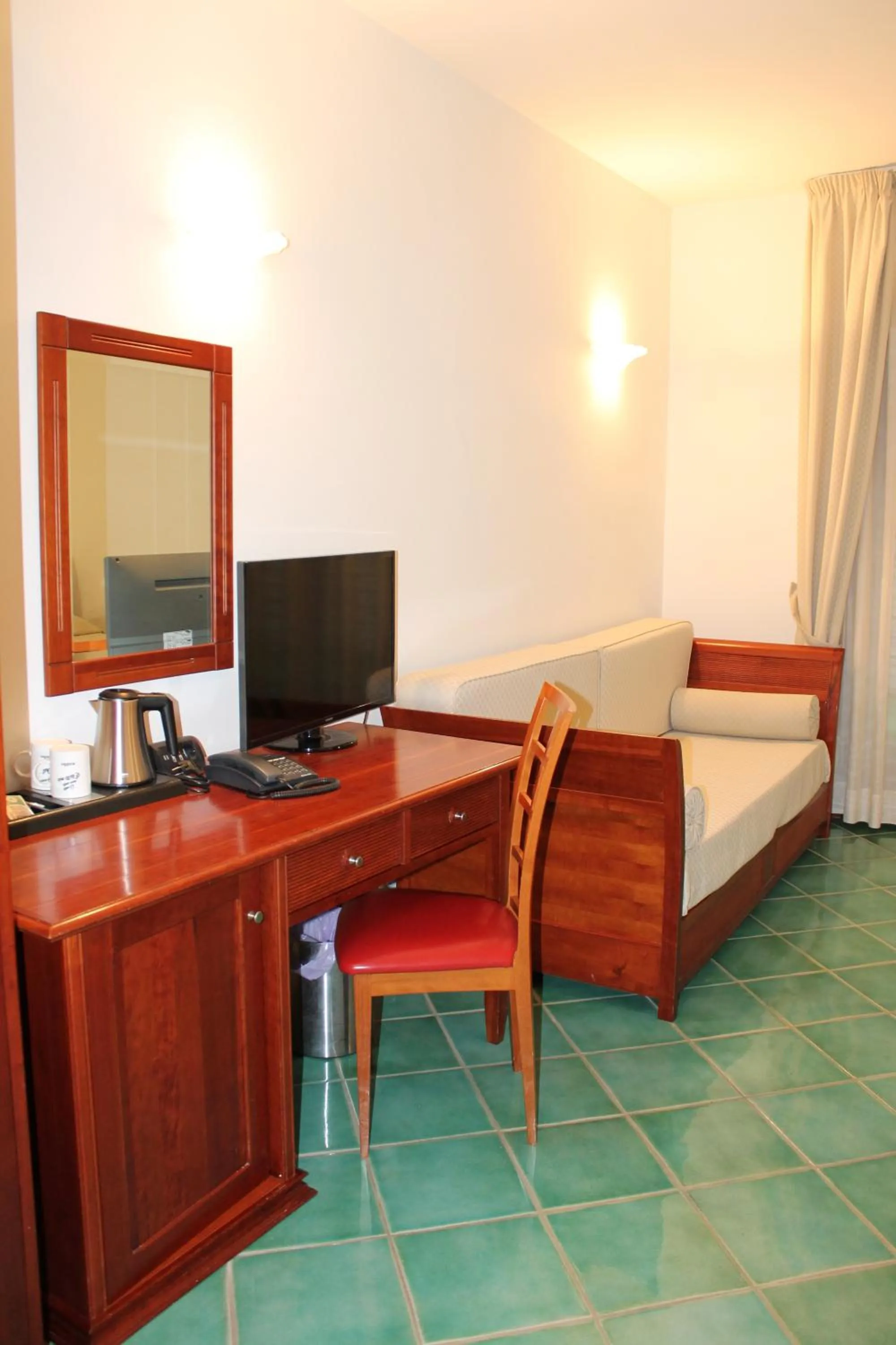 Coffee/tea facilities, Bed in Hotel Pisacane