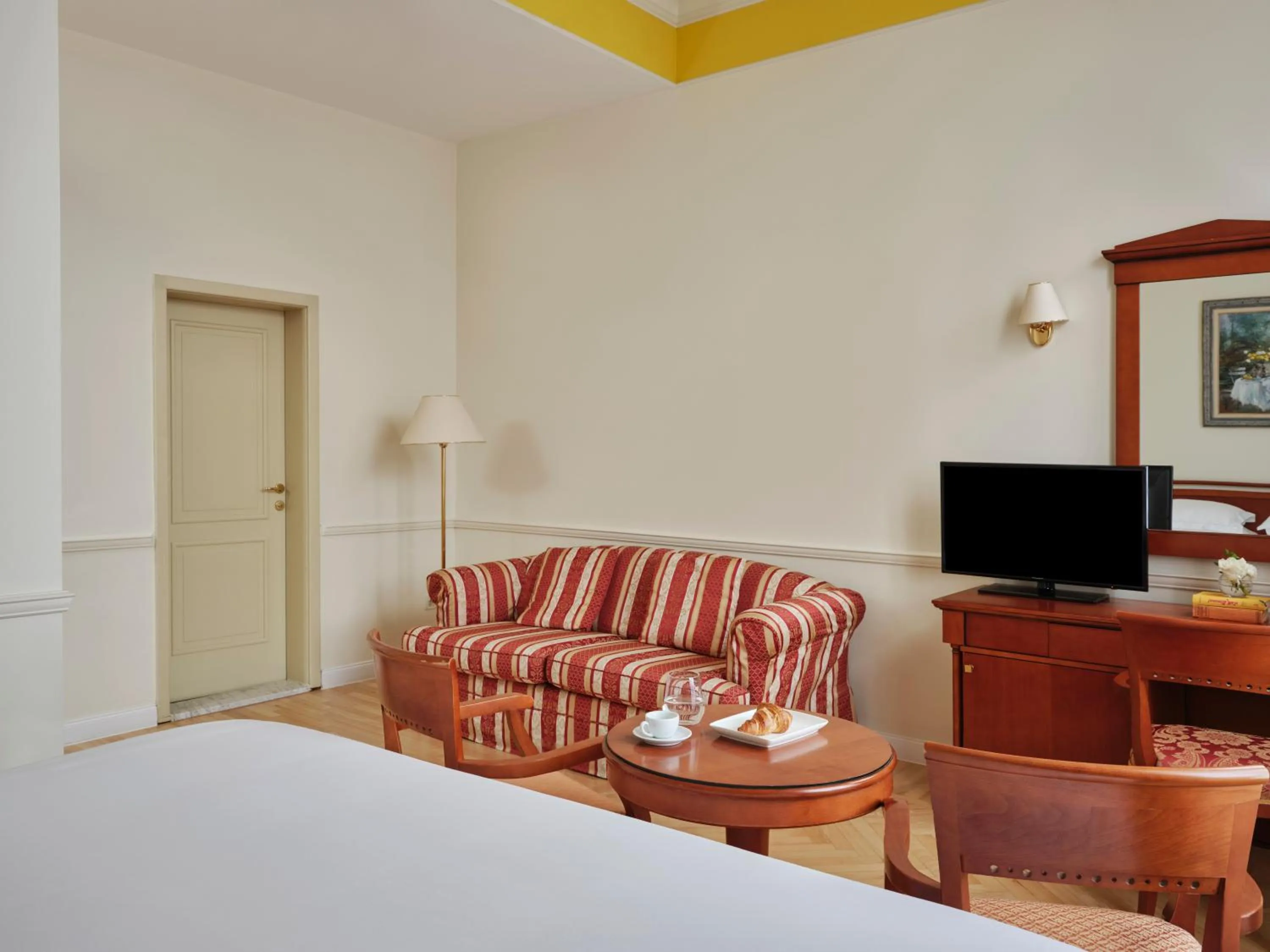 Communal lounge/ TV room, Bed in Hotel Continental