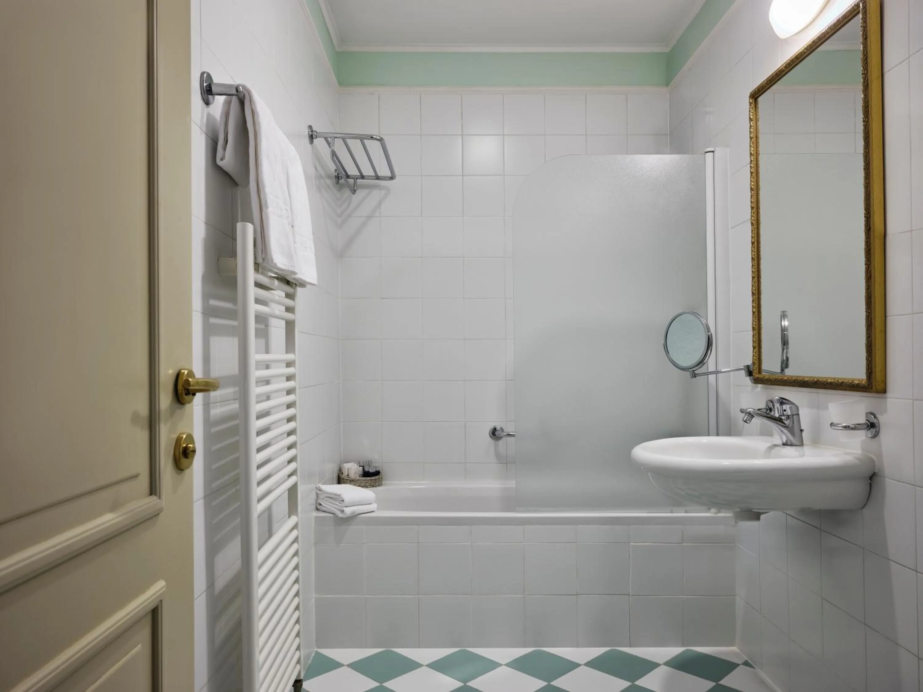 Shower in Hotel Continental