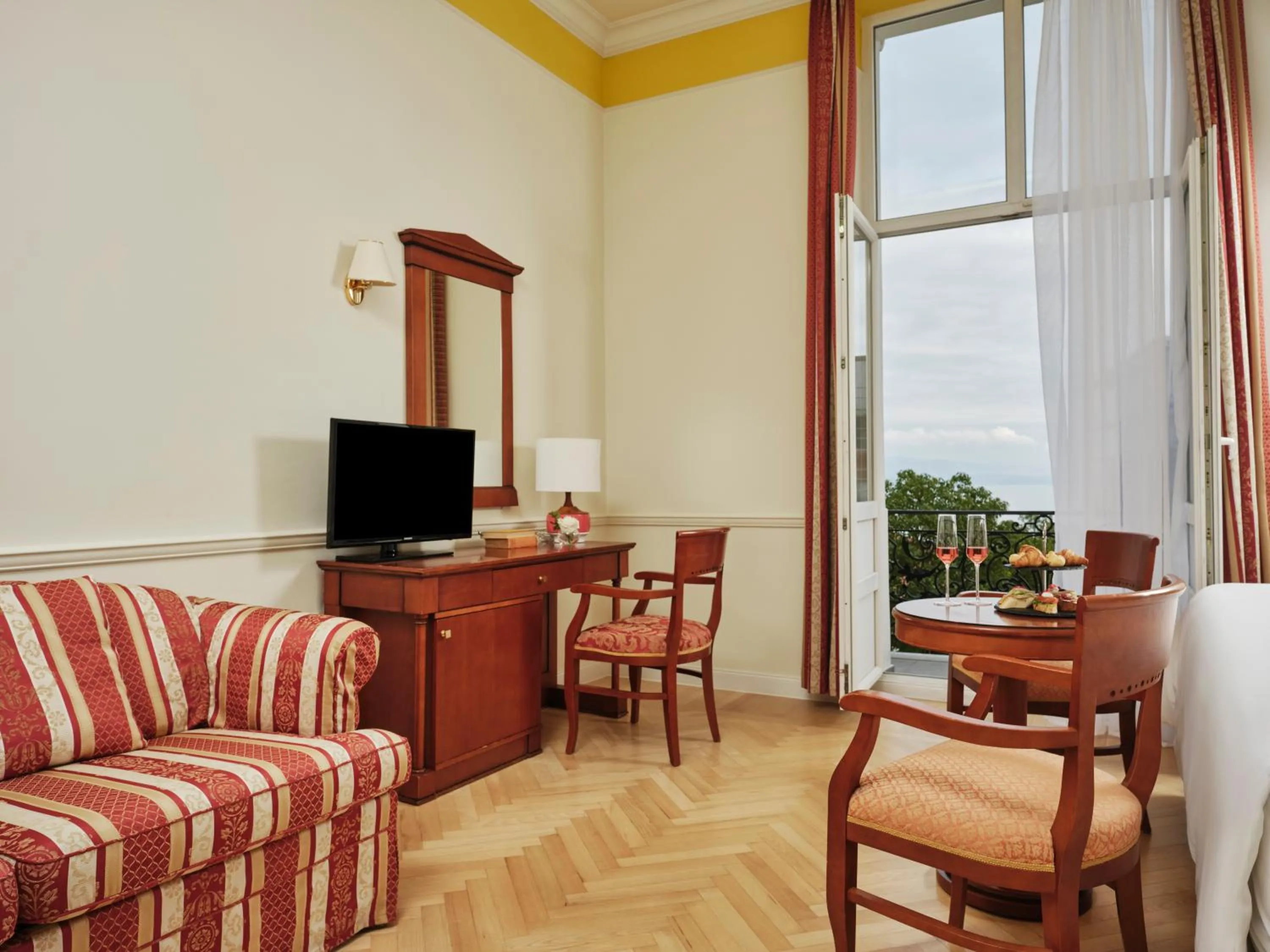 Communal lounge/ TV room in Hotel Continental