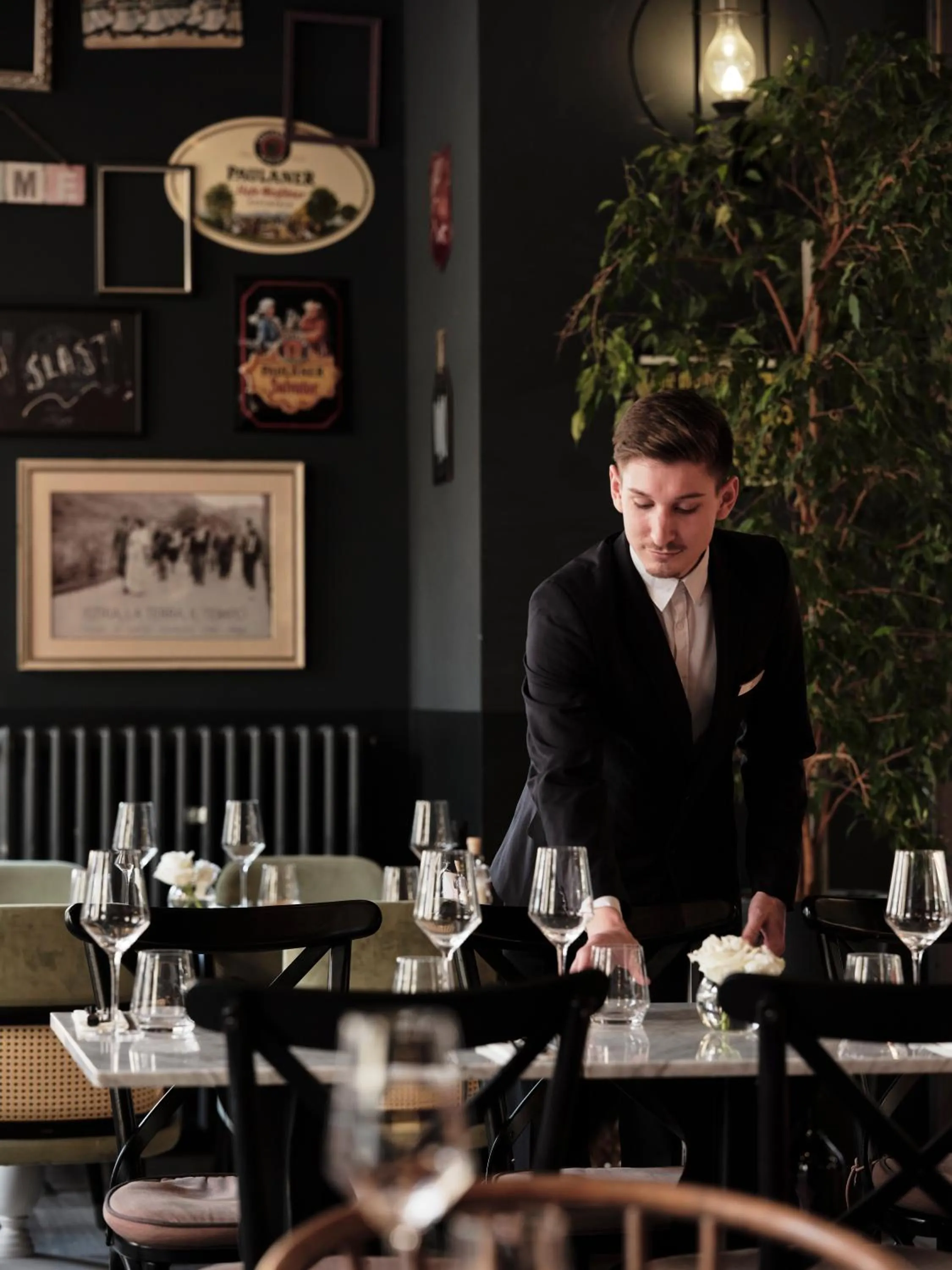 Restaurant/places to eat in Hotel Continental