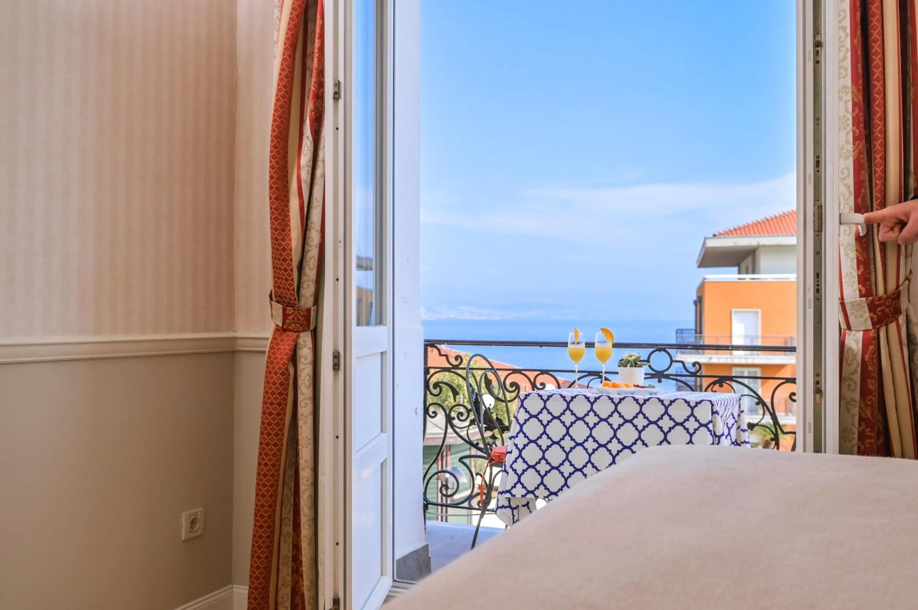 View (from property/room), Bed in Hotel Continental