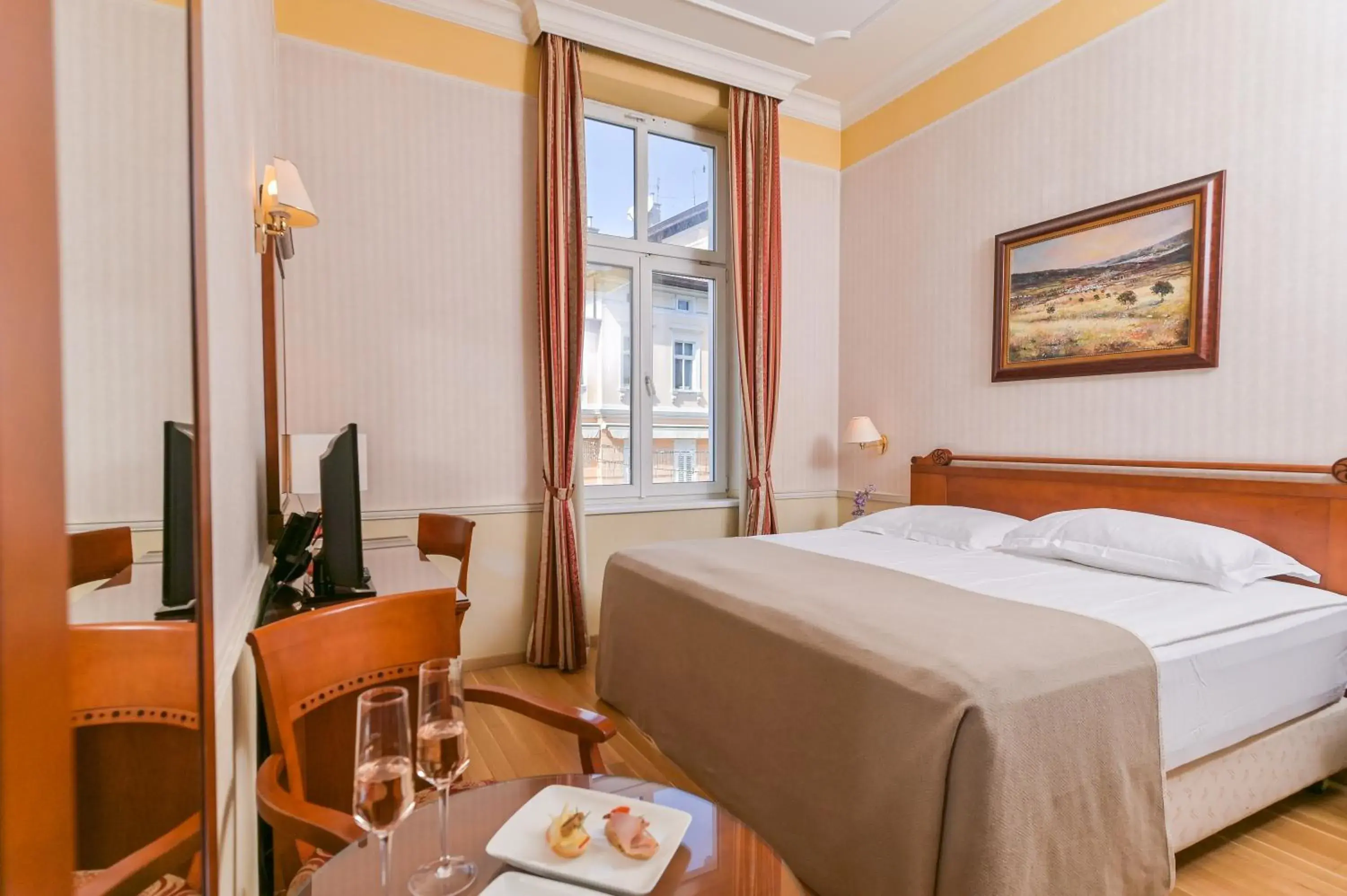 Standard Double or Twin Room - single occupancy in Hotel Continental Standard Double or Twin Room - single occupancy in Hotel Continental