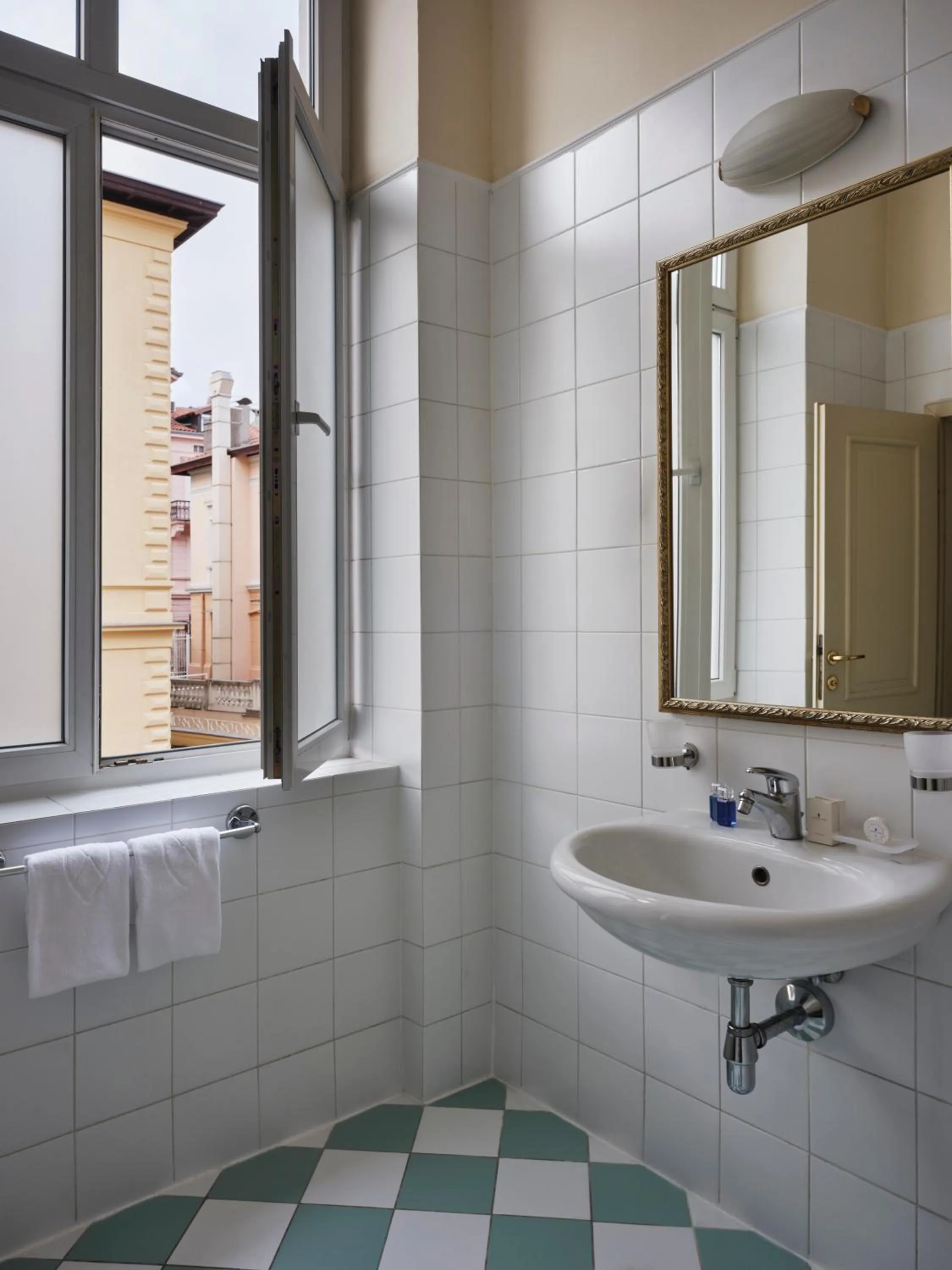 Shower in Hotel Continental