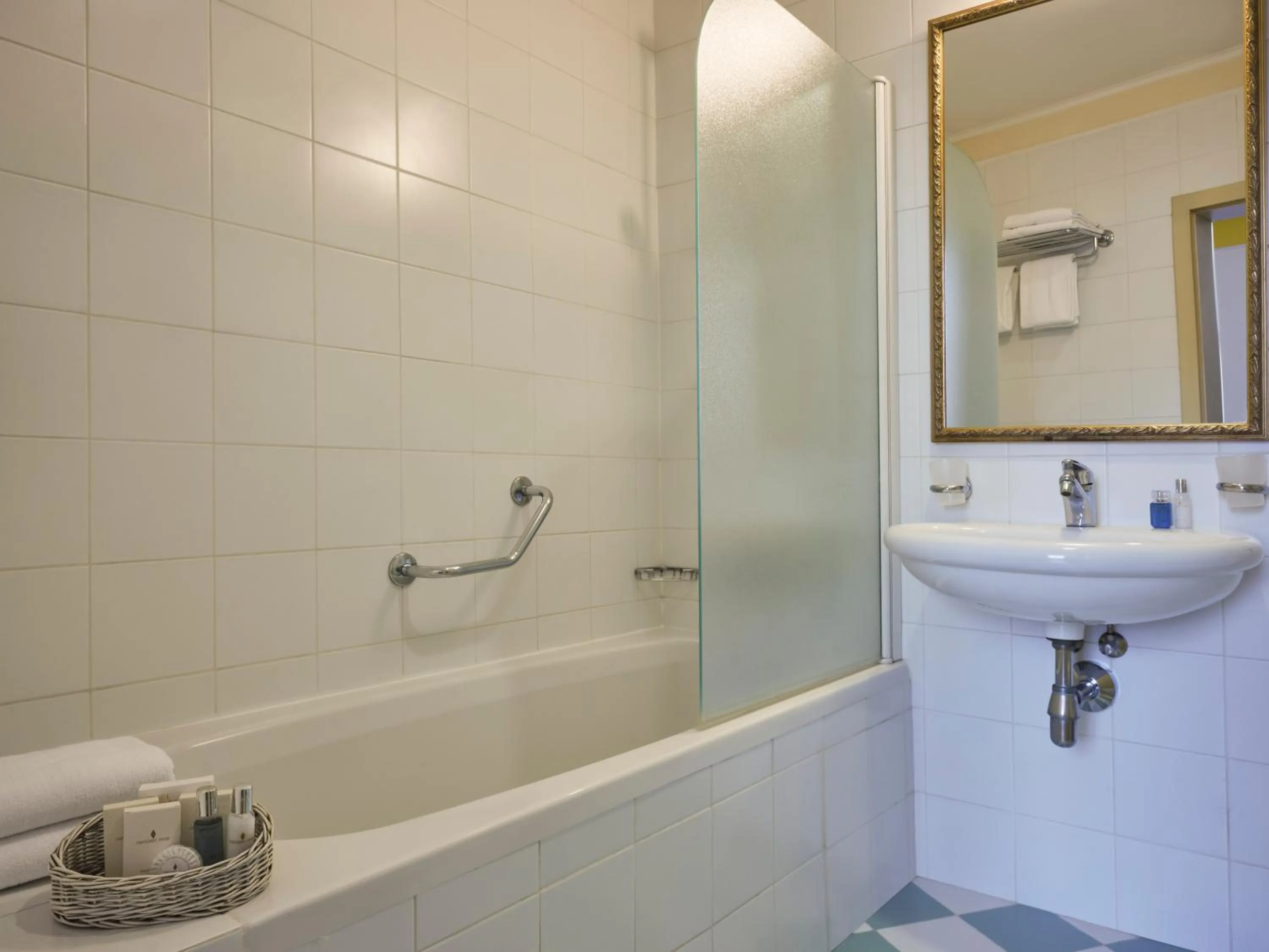 Shower in Hotel Continental