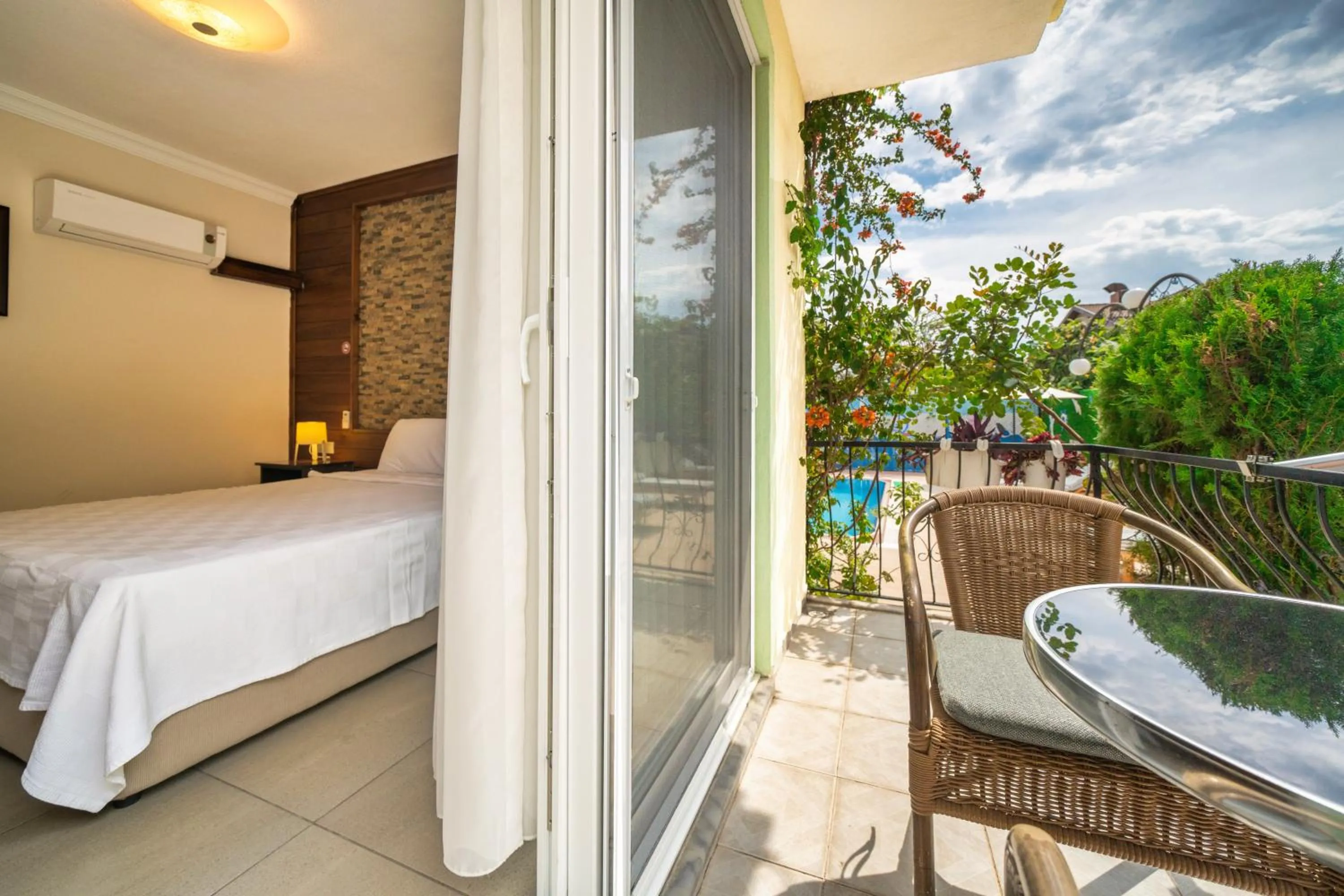 Bed in Dedeminn Garden Hotel