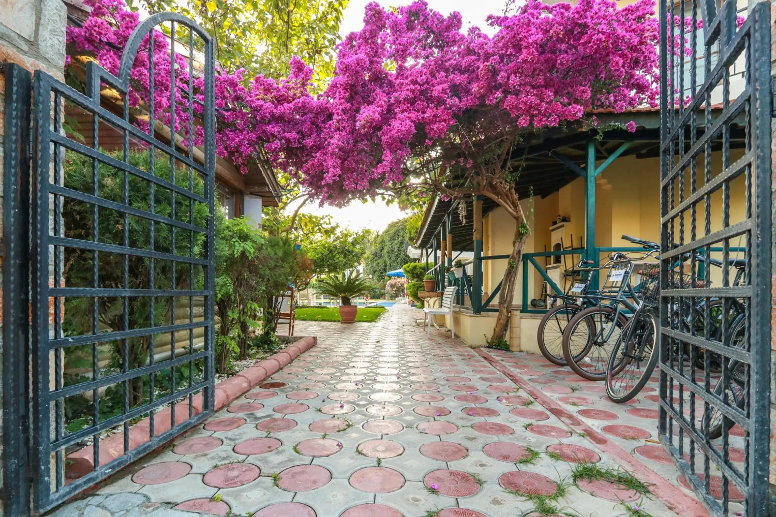Facade/entrance in Dedeminn Garden Hotel