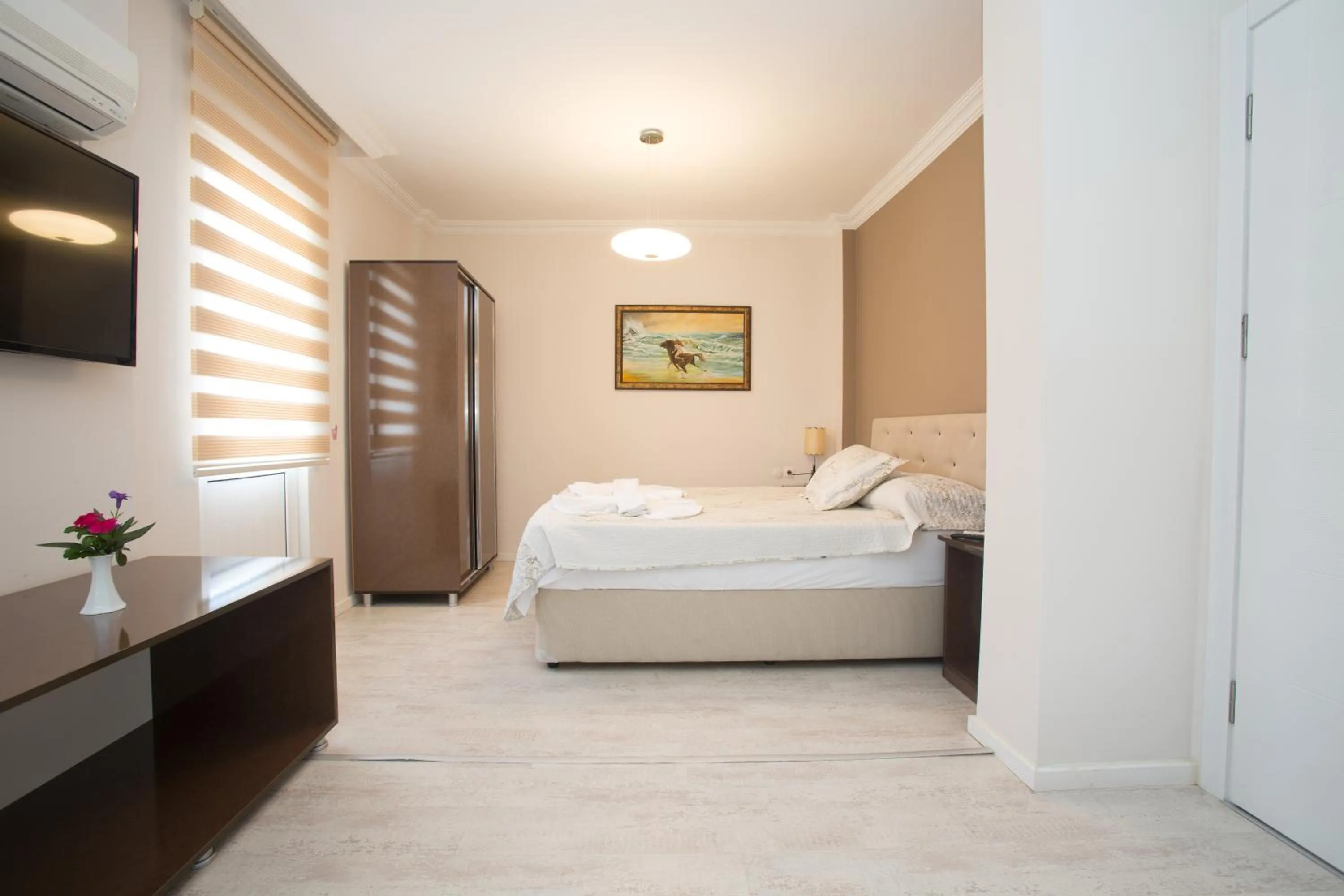 Staff, Bed in Dedeminn Garden Hotel