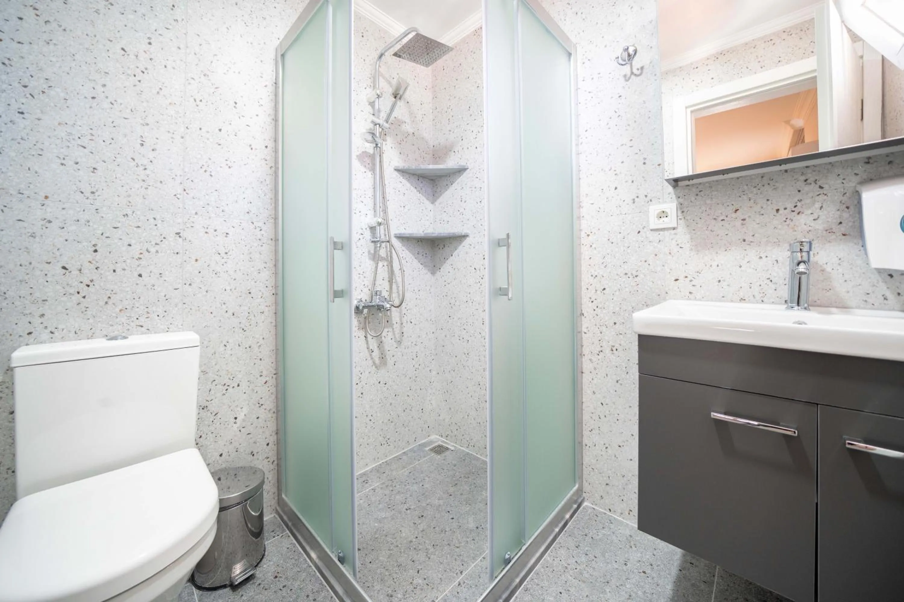 Shower in Dedeminn Garden Hotel