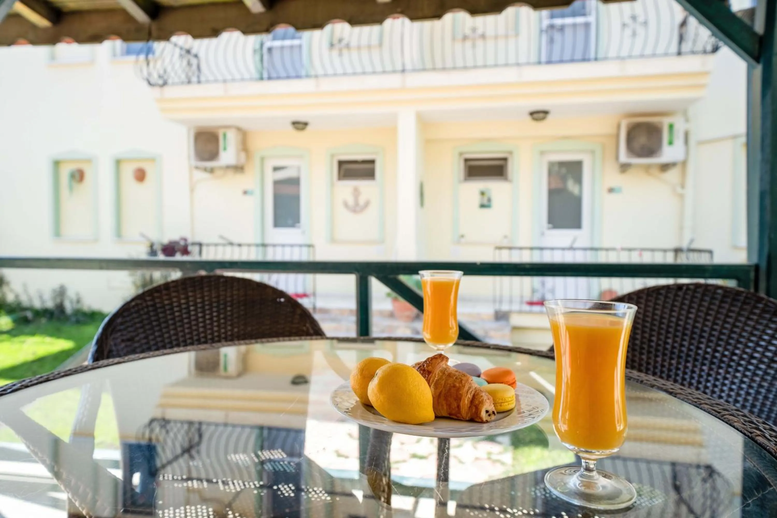 Patio in Dedeminn Garden Hotel