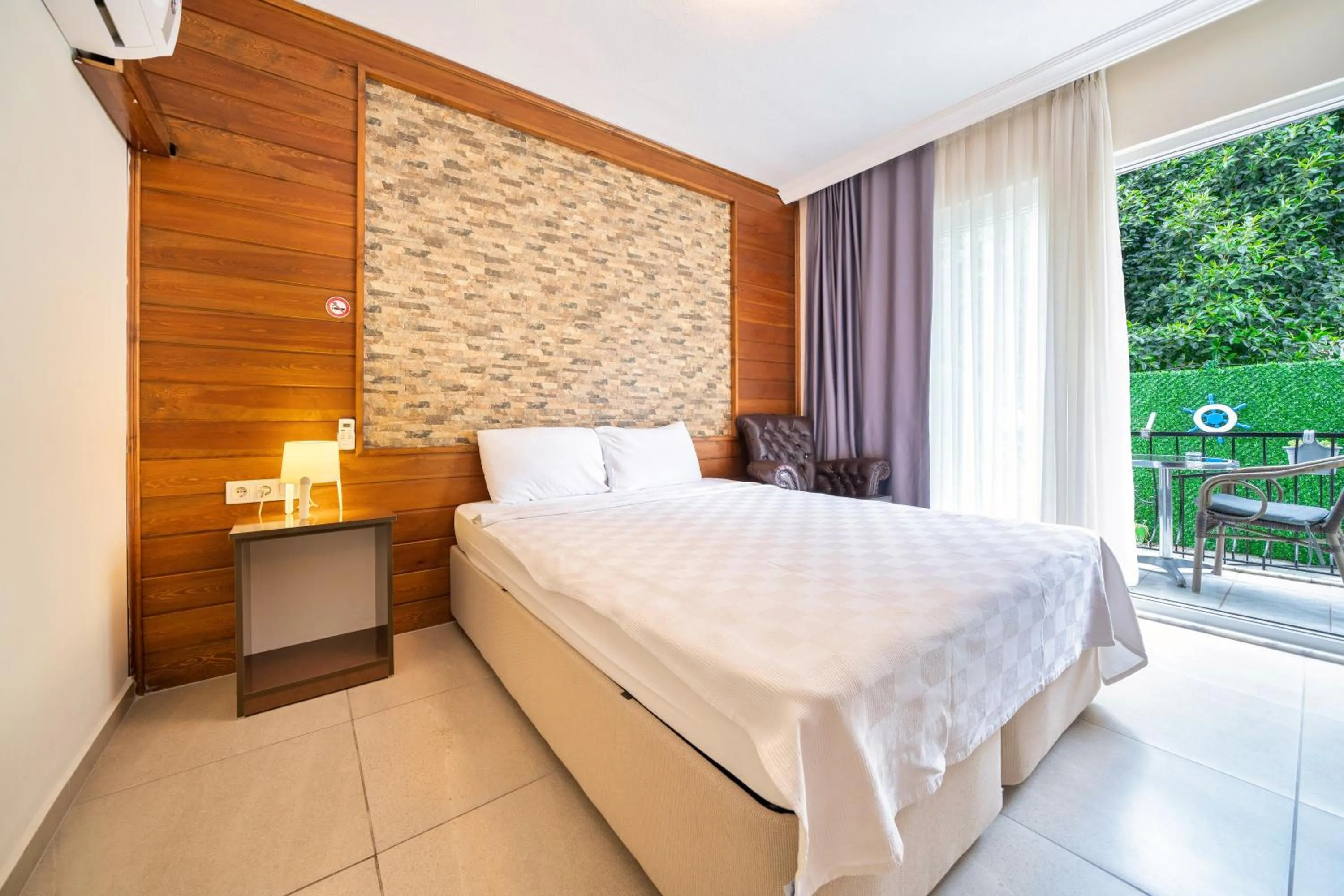 Bed in Dedeminn Garden Hotel