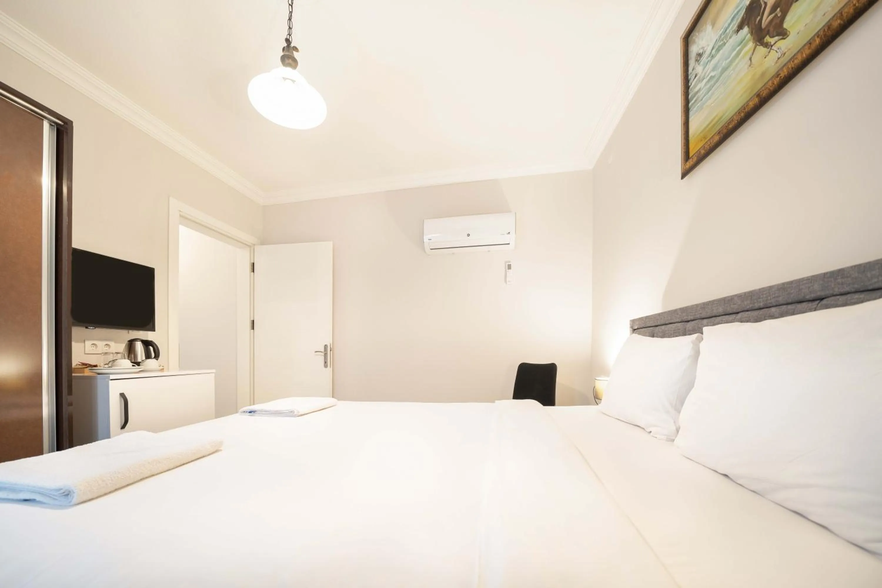 Bed in Dedeminn Garden Hotel