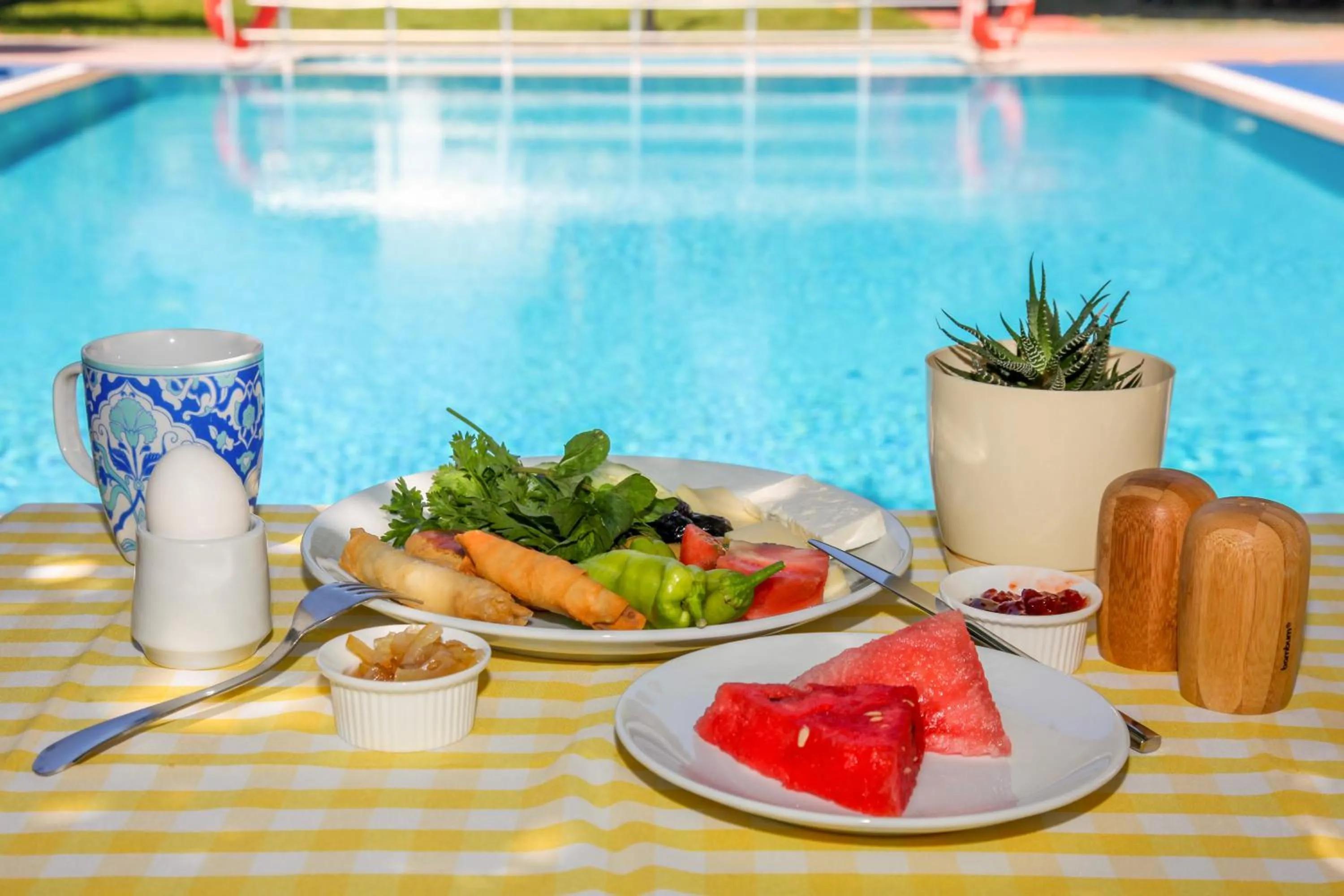 Swimming pool in Dedeminn Garden Hotel