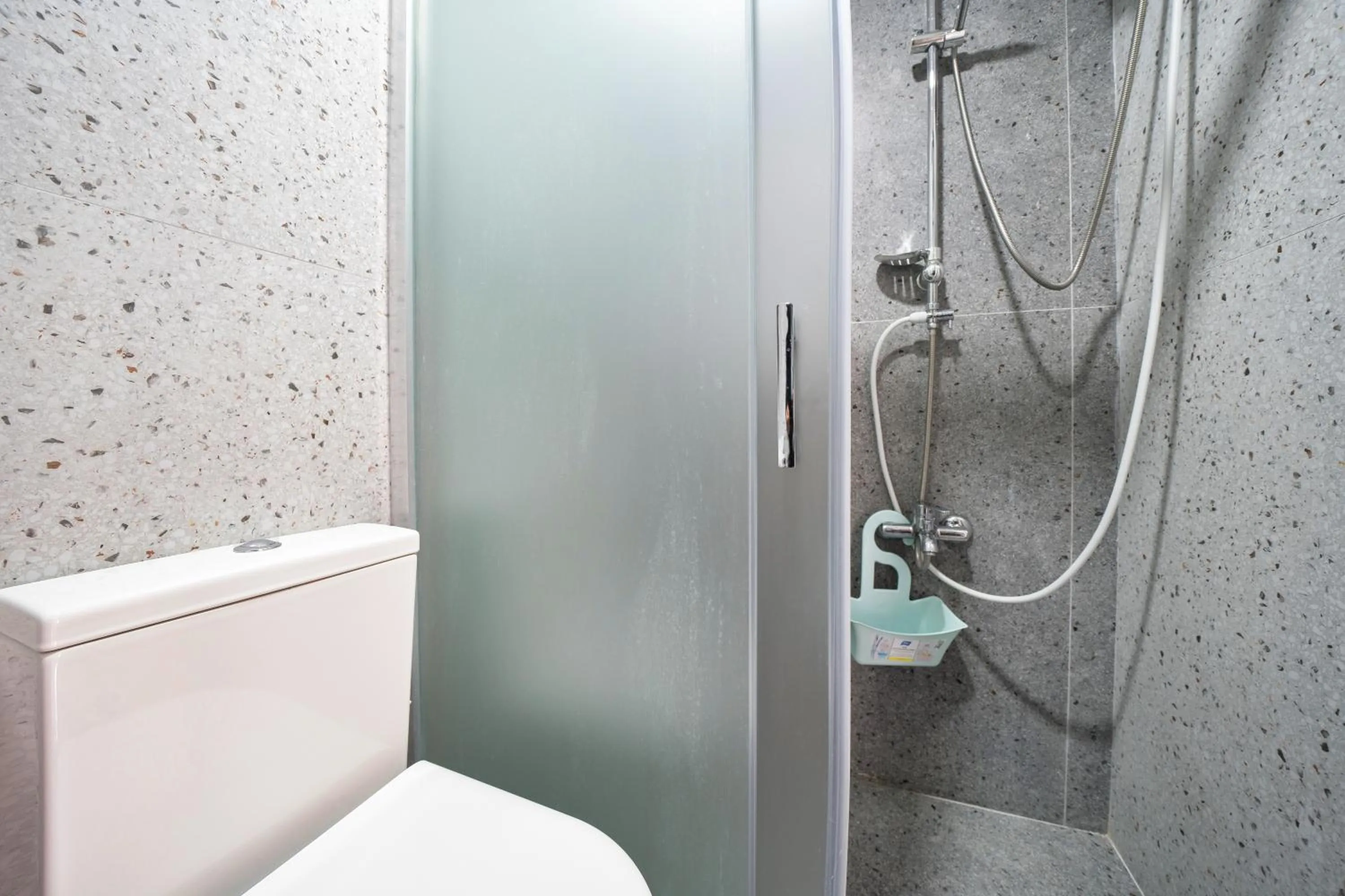 Shower in Dedeminn Garden Hotel