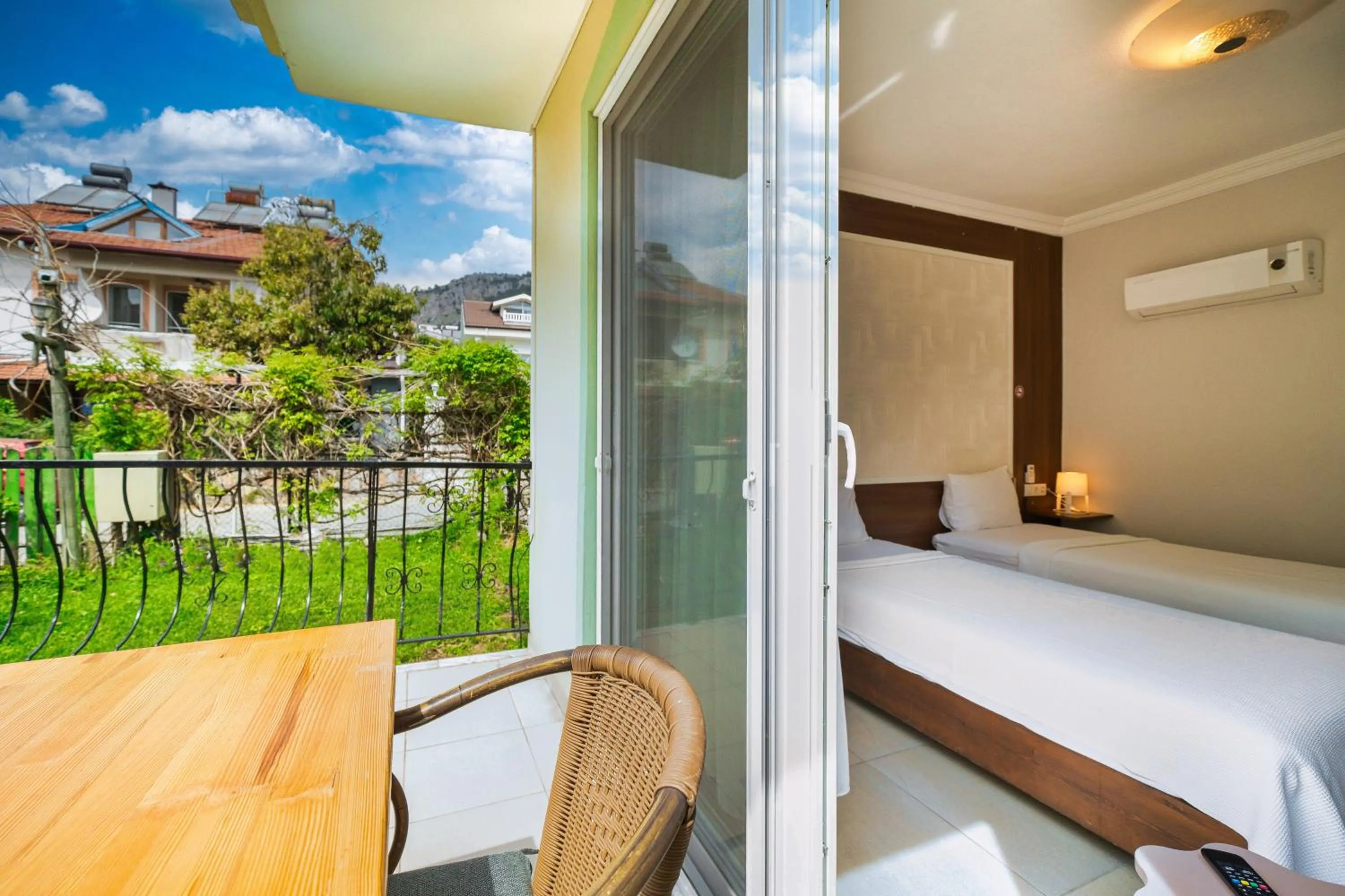 Day, Bed in Dedeminn Garden Hotel