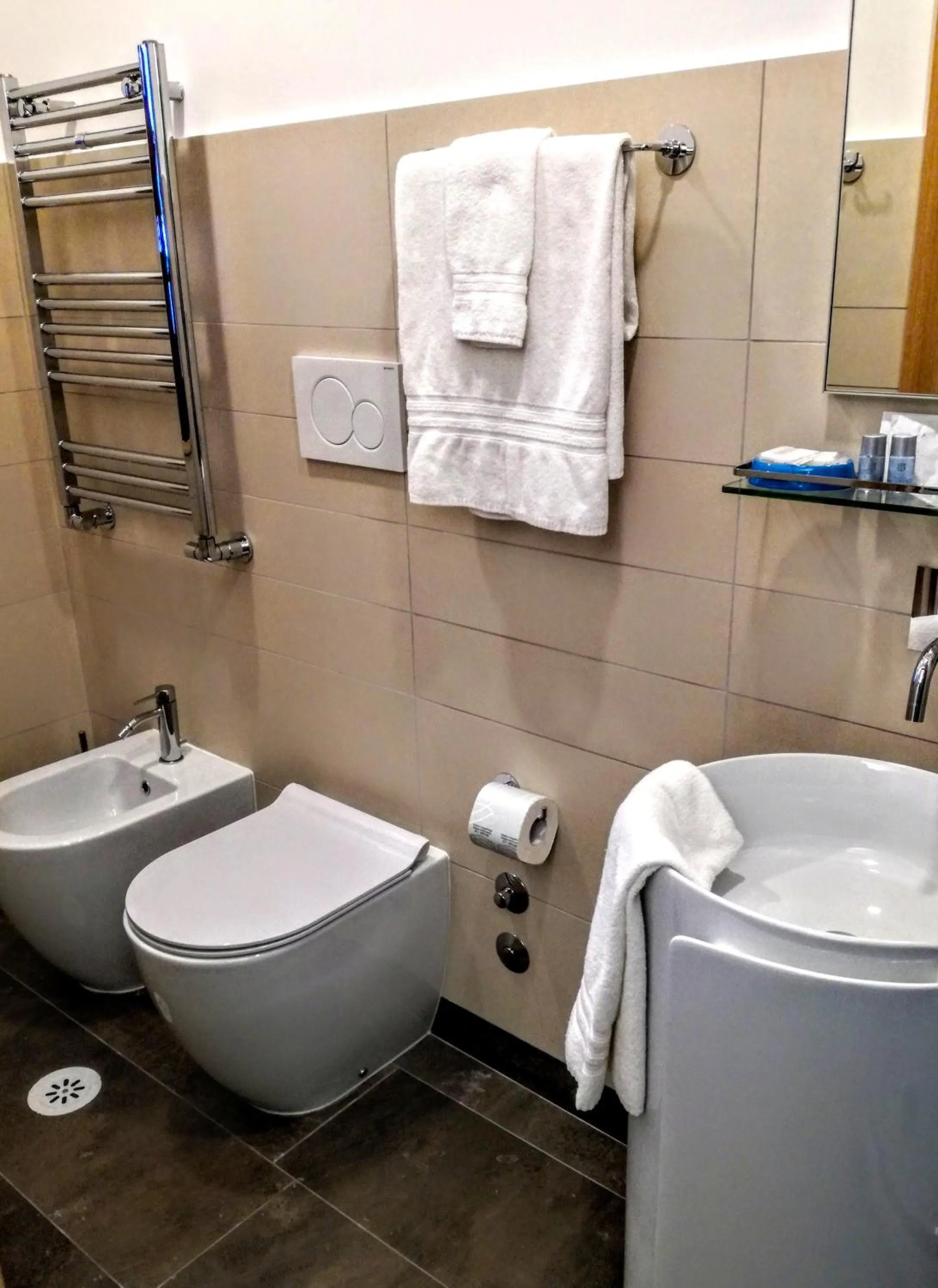 Toilet in CIVICO 7 Holiday Rooms