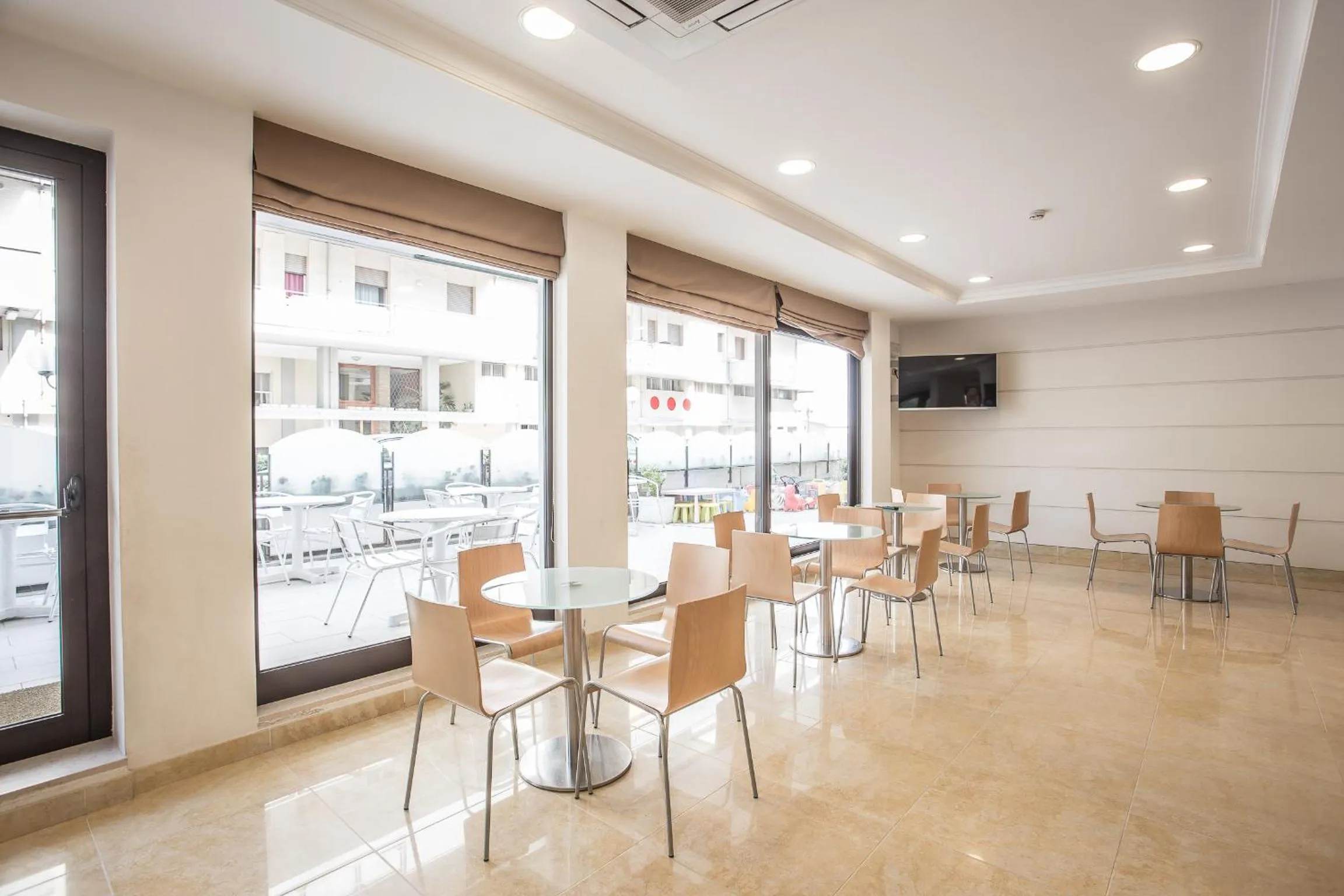 Restaurant/places to eat in Hotel Roxy & Beach