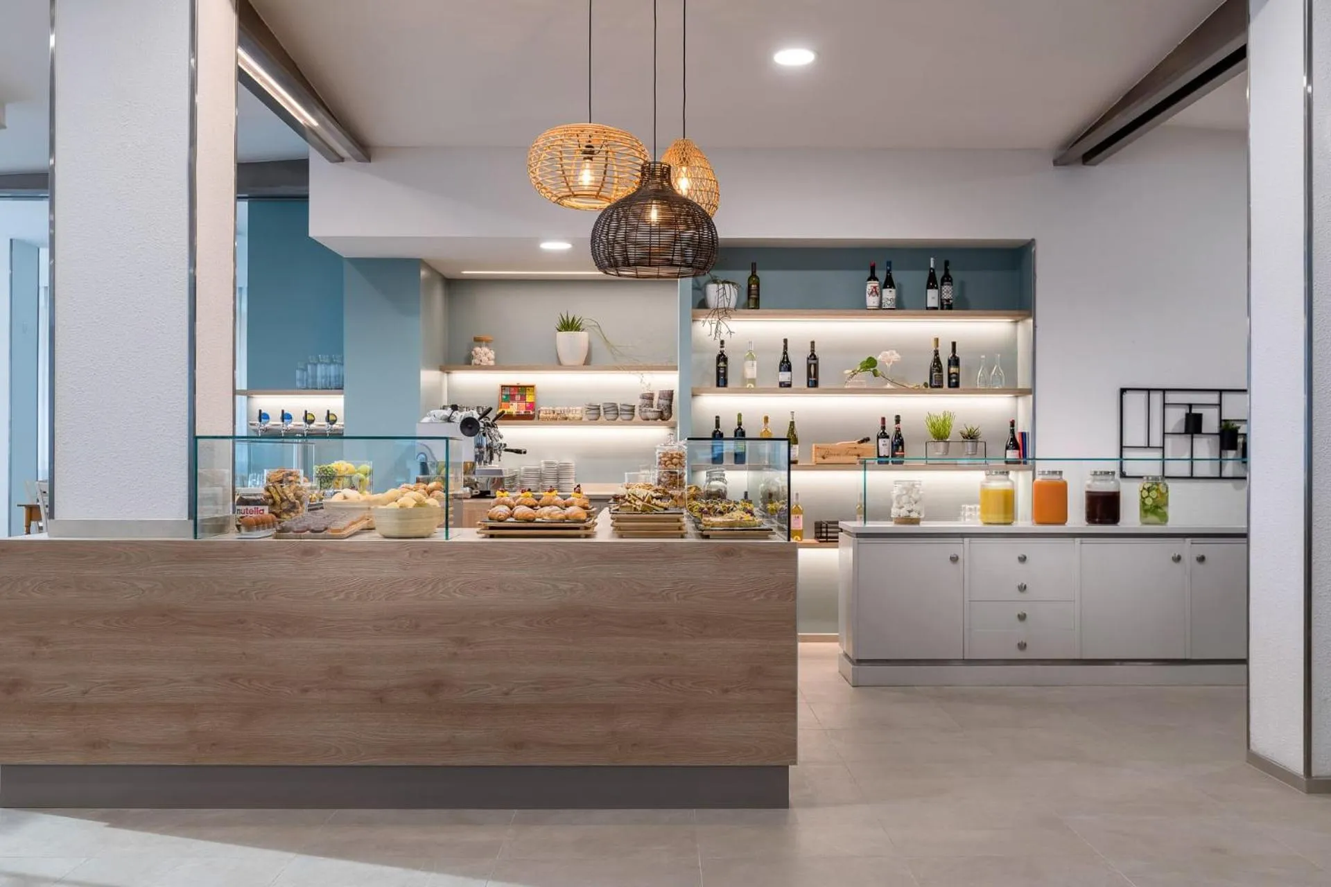 Restaurant/places to eat in Hotel Roxy & Beach