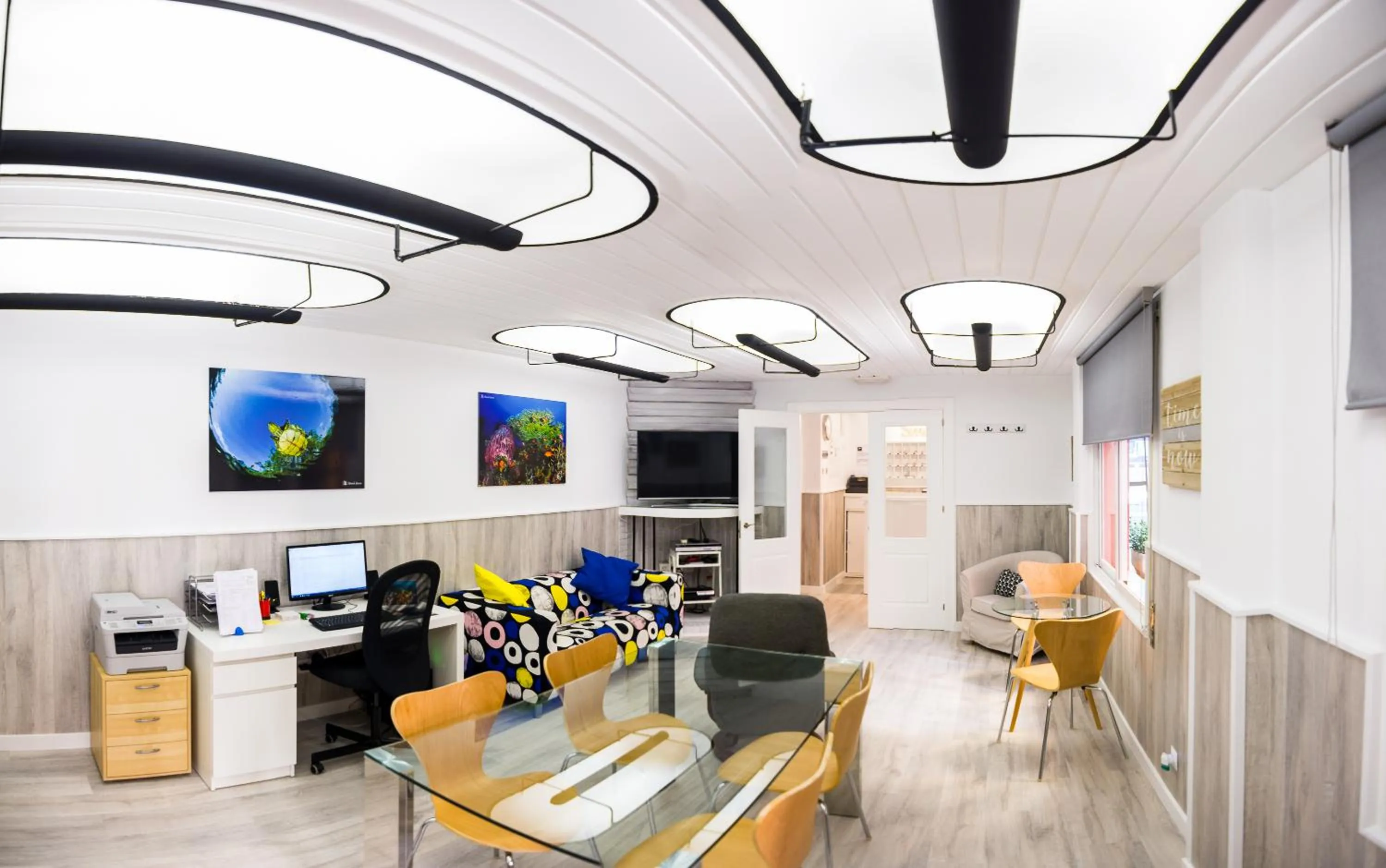 Communal lounge/ TV room in Hostal Guillot