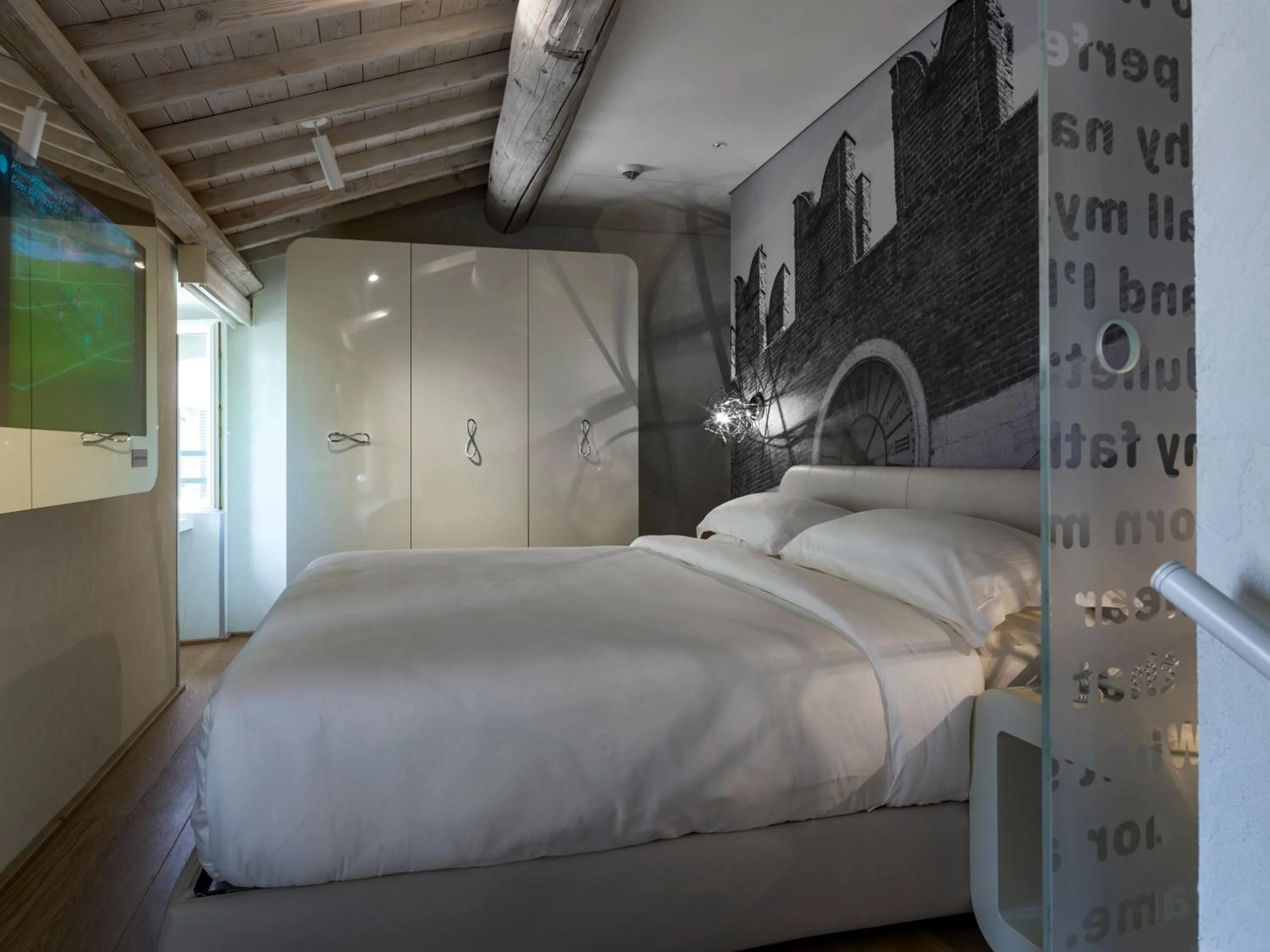 TV and multimedia, Bed in Lords of Verona Luxury Apartments