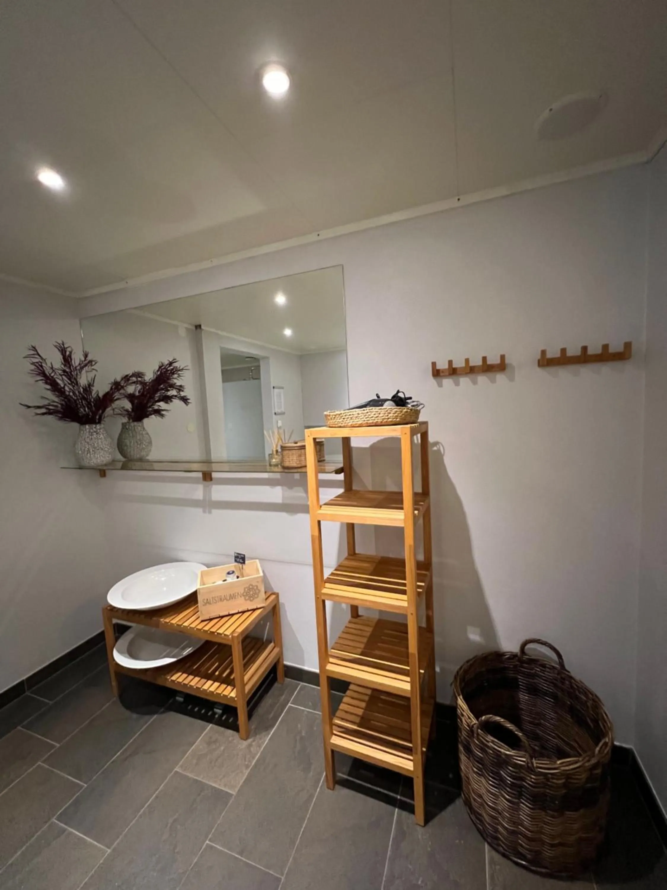 wardrobe in Saltstraumen Hotel og Fjordhytter