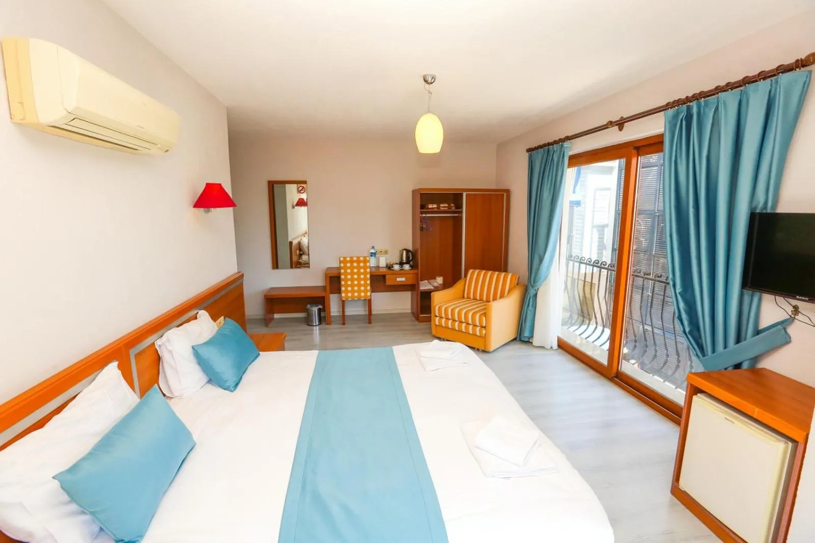 Photo of the whole room, Bed in Gocek Unlu Hotel