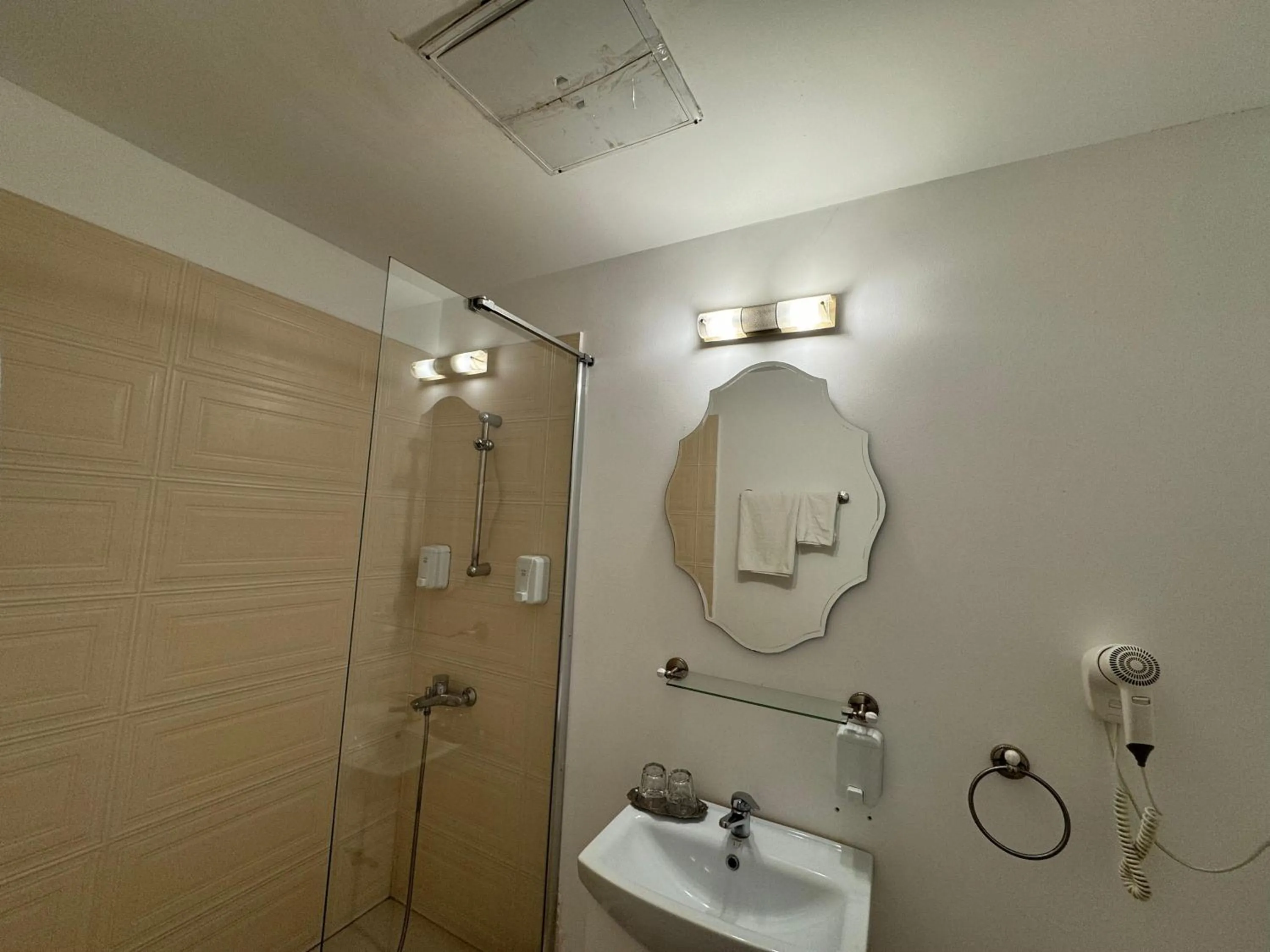 Shower in Hotel ZEN-Aeroport