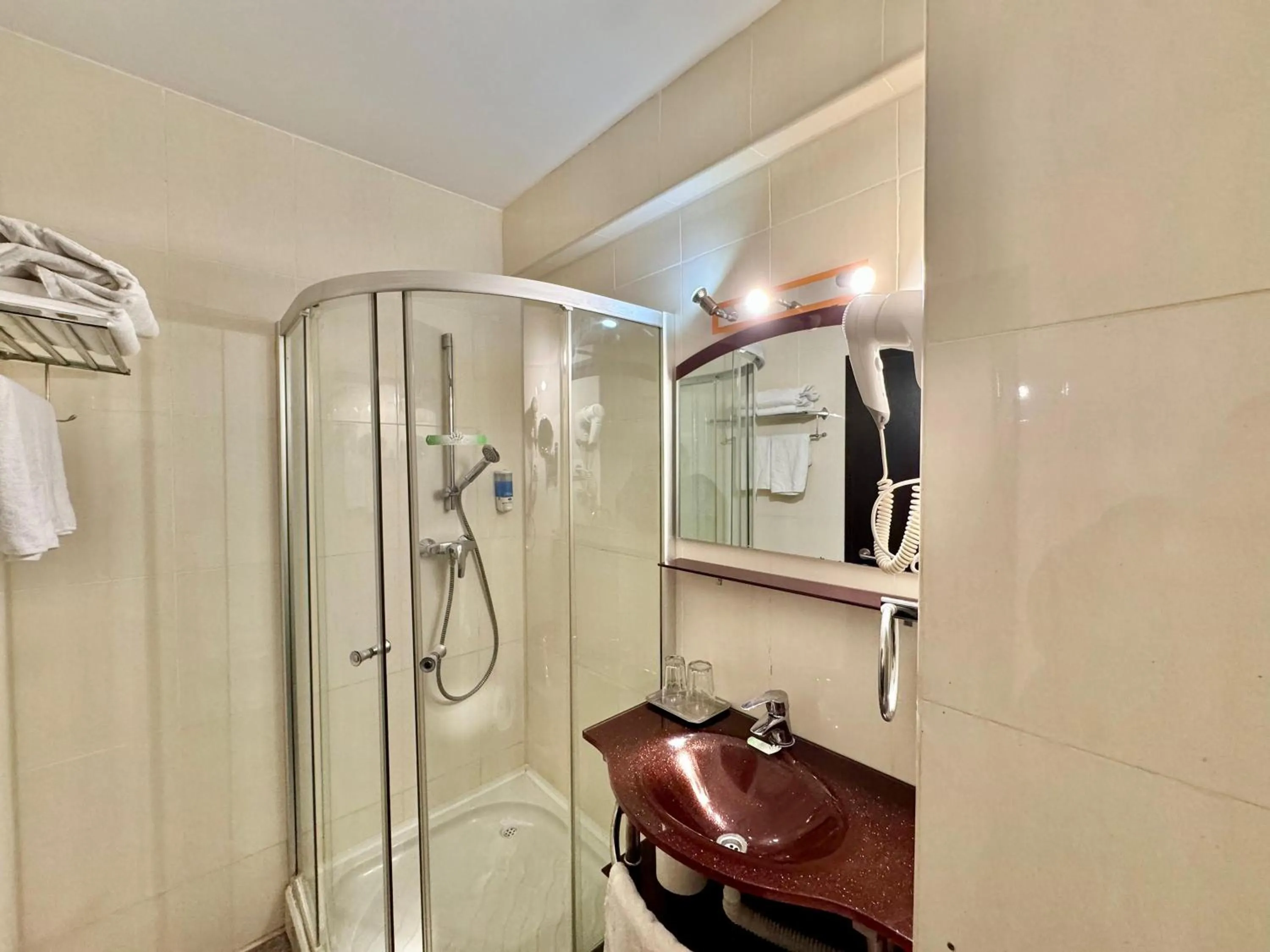 Shower in Hotel ZEN-Aeroport