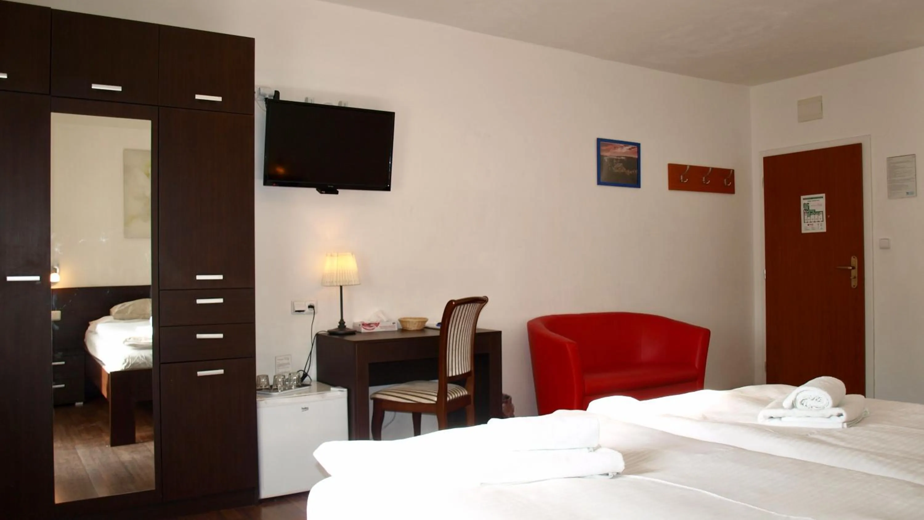 Photo of the whole room, Bed in Pension Village