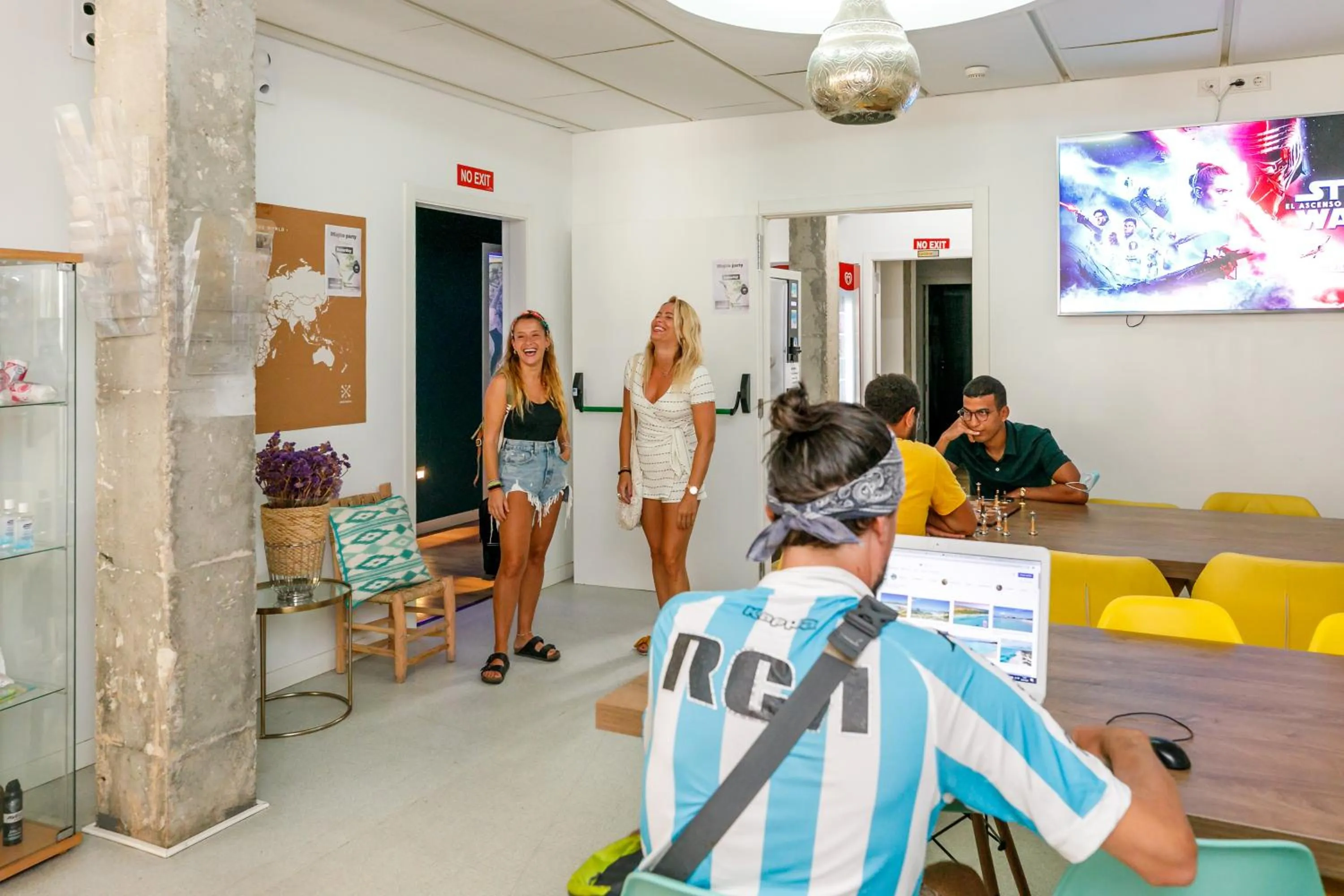 Communal lounge/ TV room in We Hostel Palma - Albergue