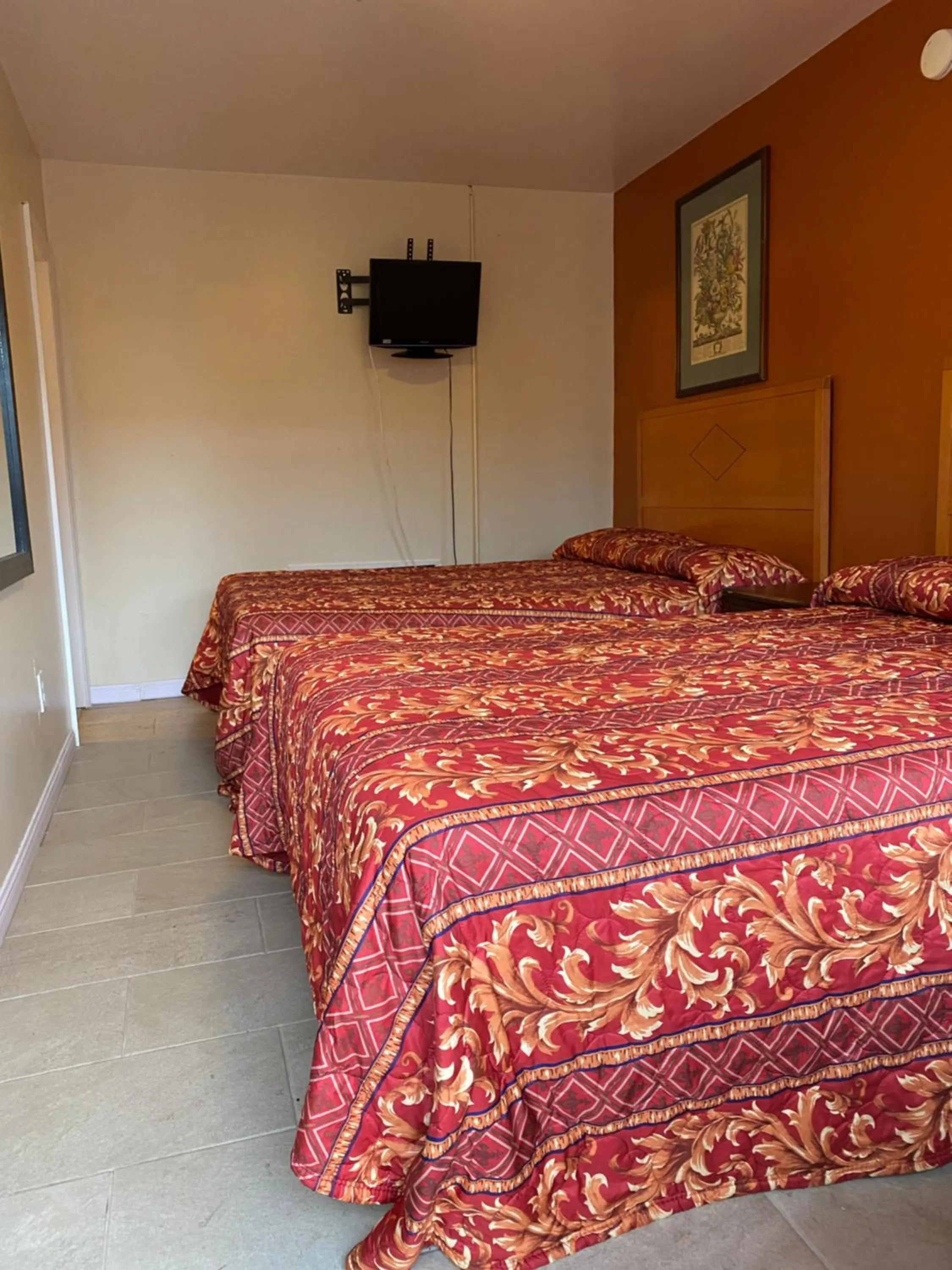 Photo of the whole room in Offshore Motel