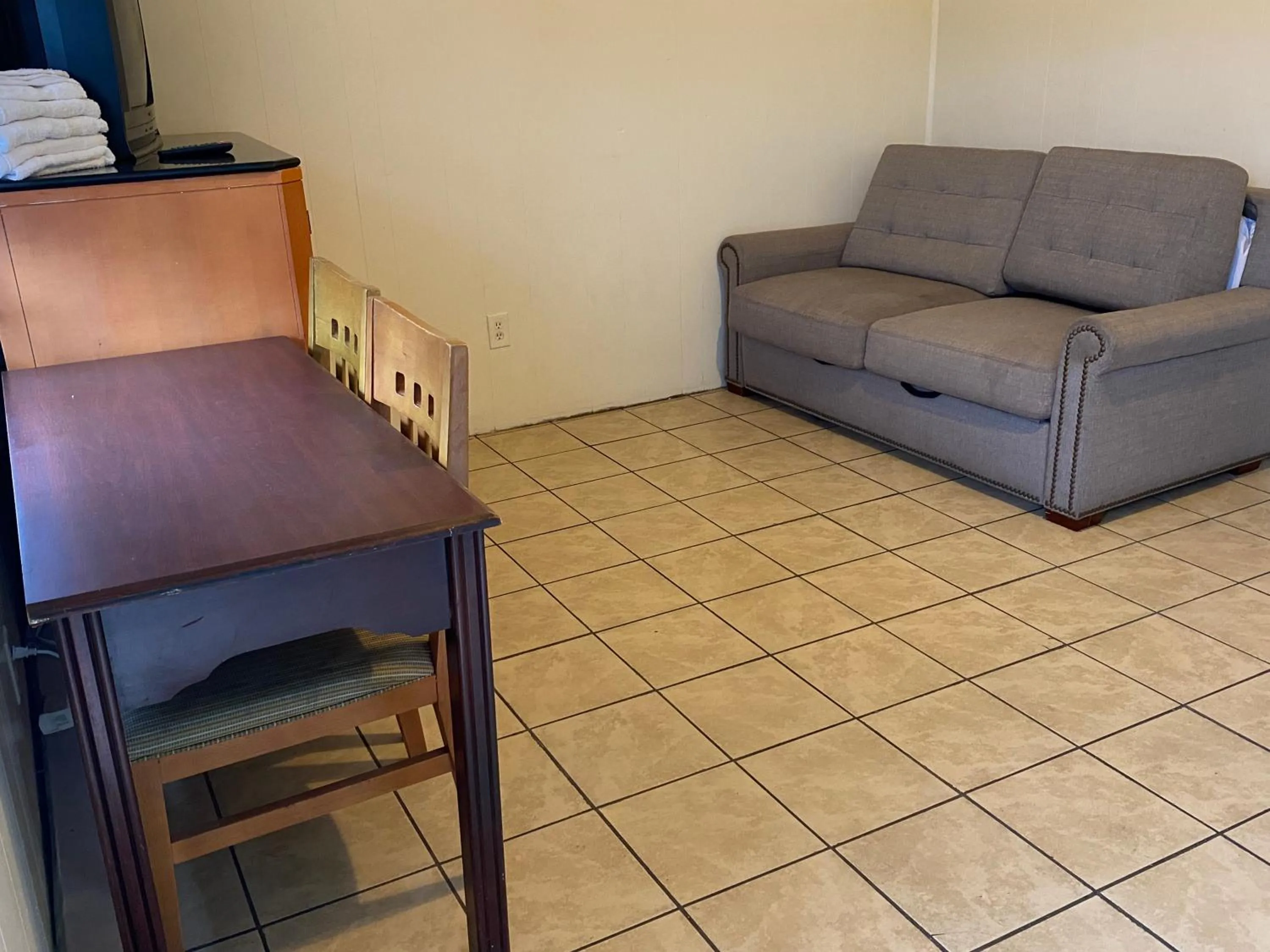 Seating area in Offshore Motel