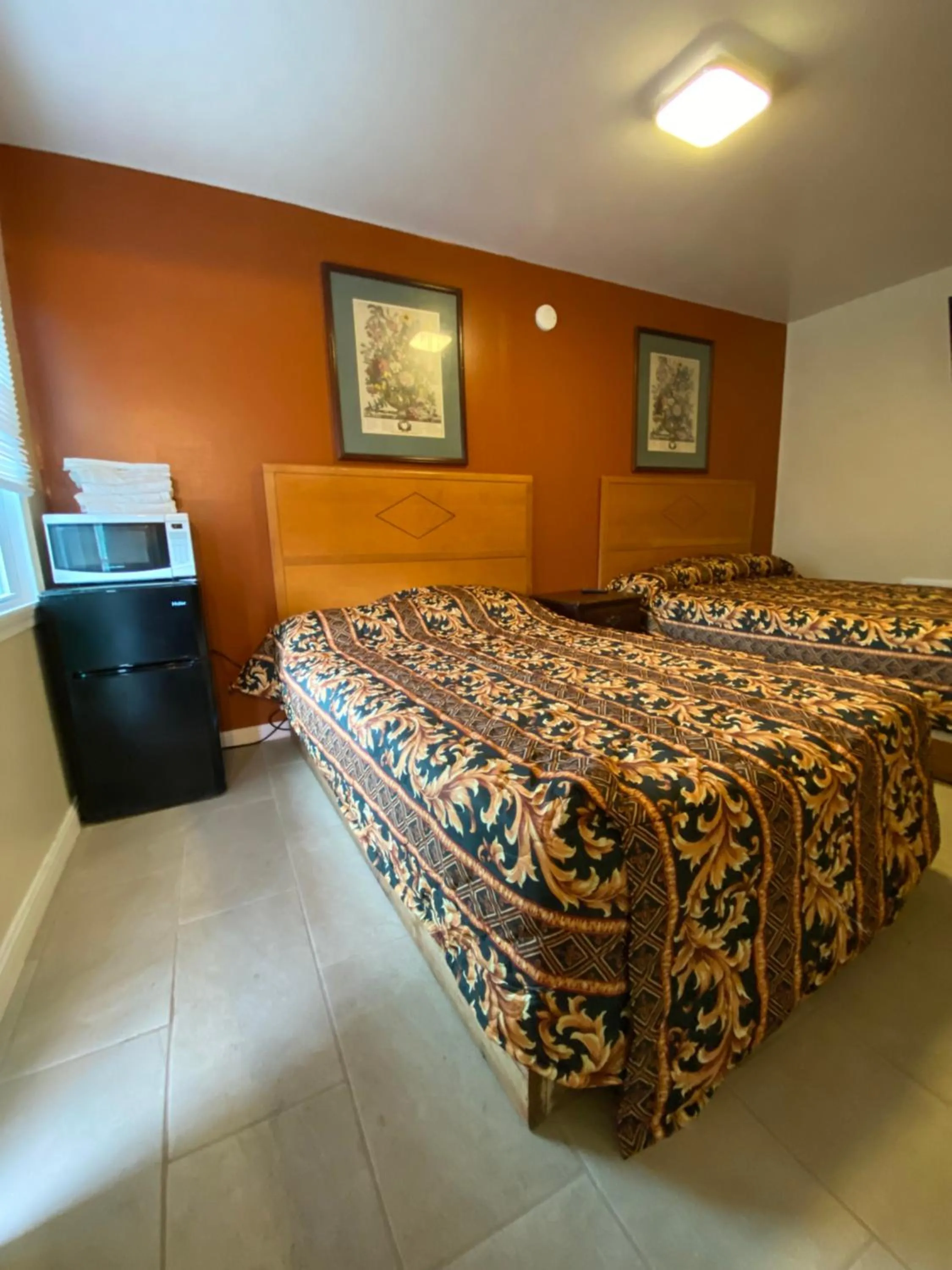 Photo of the whole room in Offshore Motel