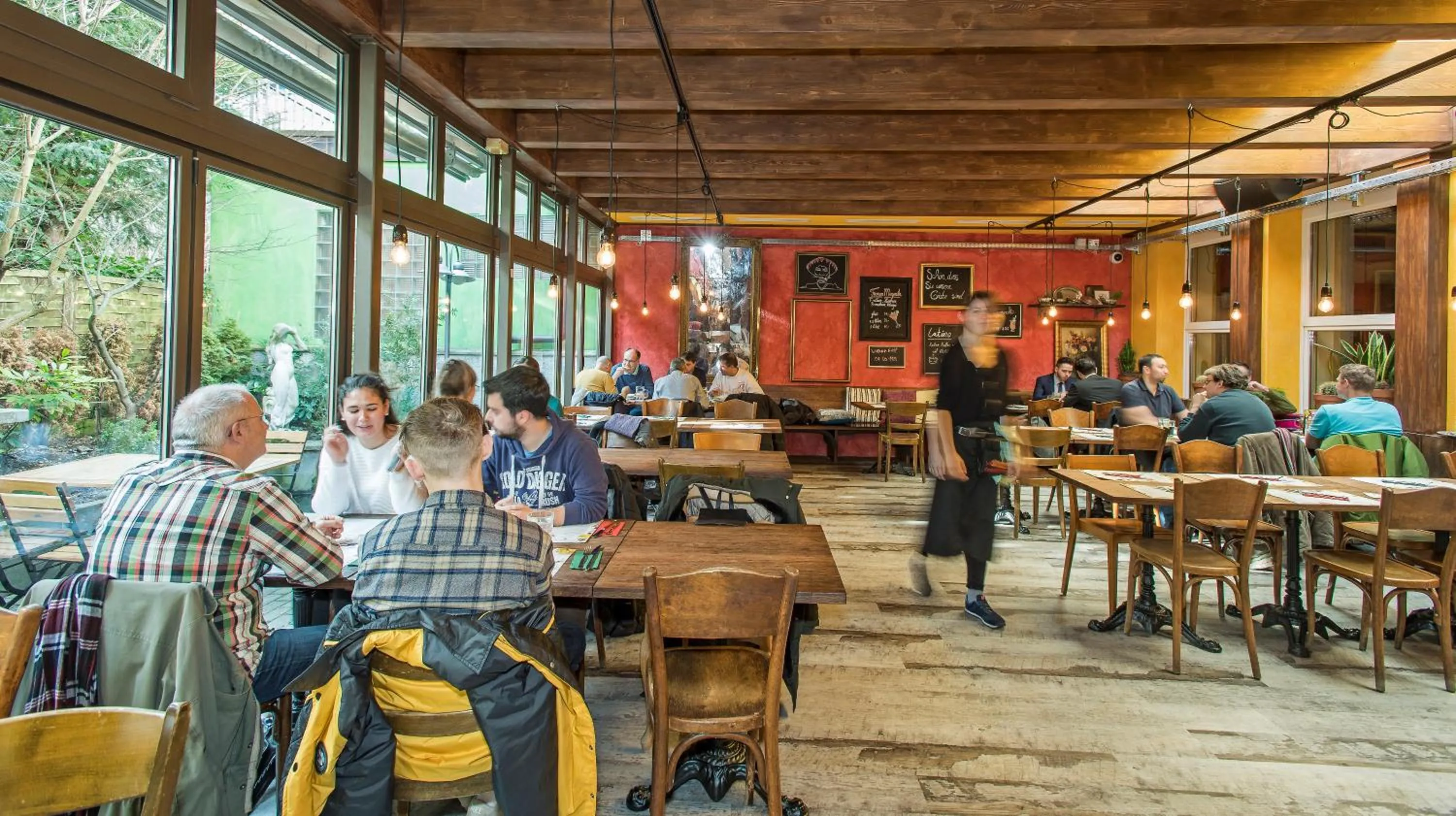 Restaurant/places to eat in Hotel 2B