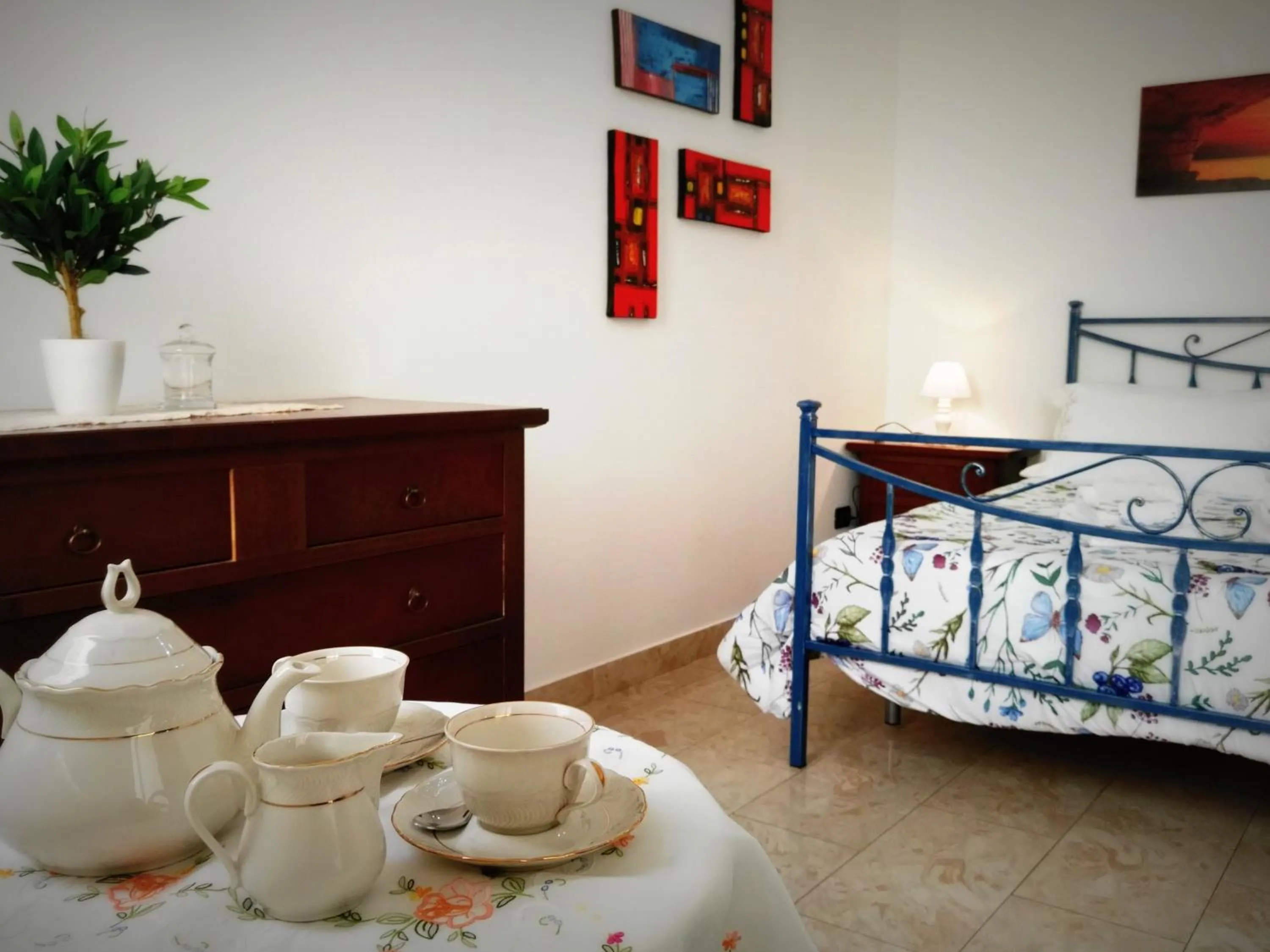 Photo of the whole room, Bed in B&B Main Street