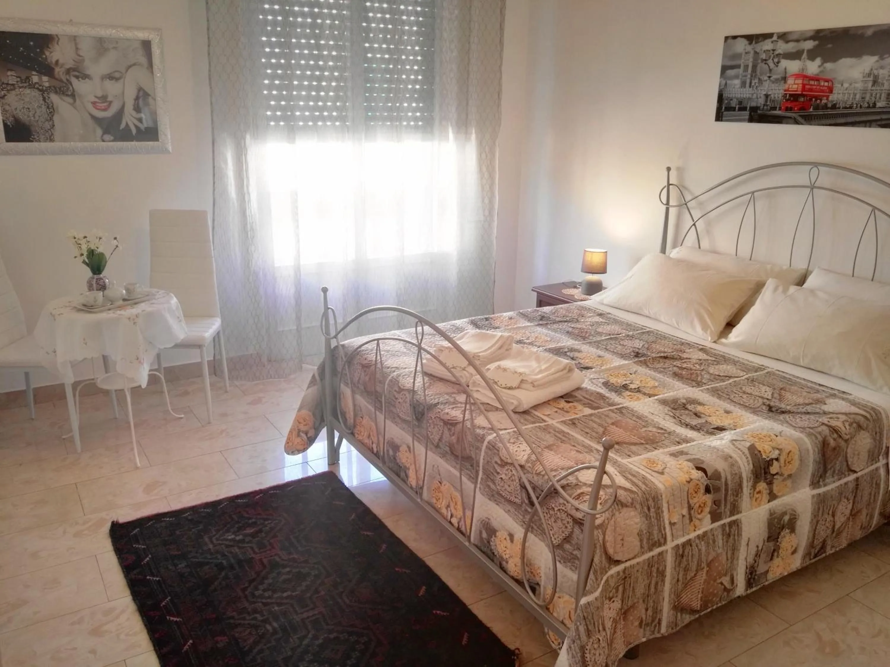 Photo of the whole room, Bed in B&B Main Street